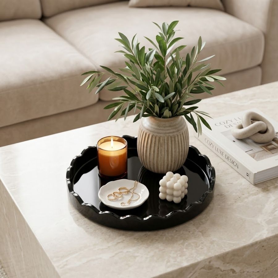 Khay đen lượn sóng làm nền cho nến thơm, bình hoa