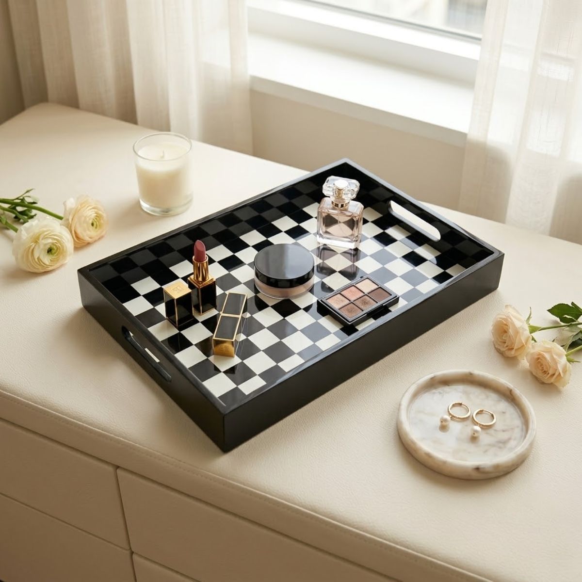 khay caro đen trắng đựng mỹ phẩm