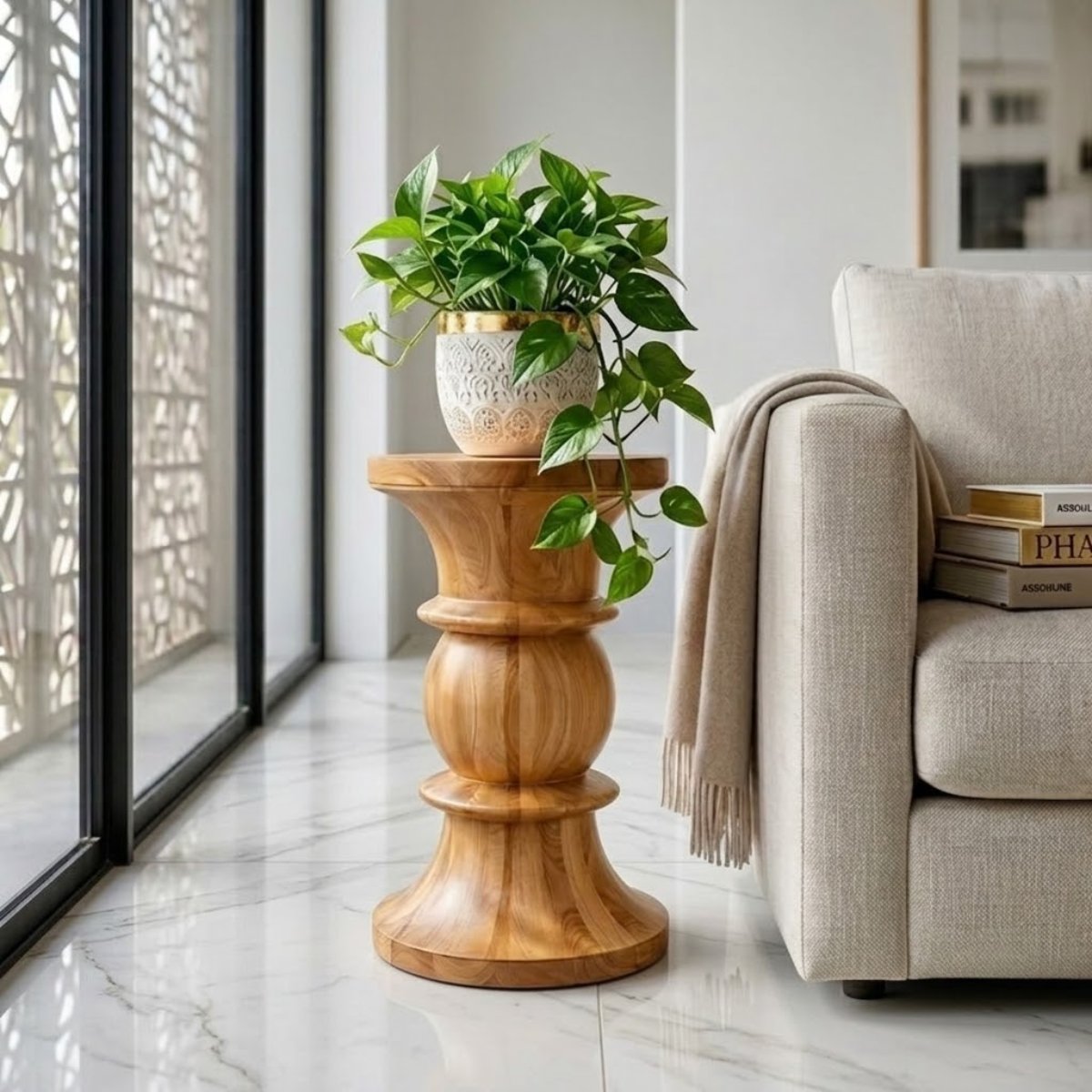 Bàn đồng hồ cát gỗ đặt chậu cây cạnh sofa