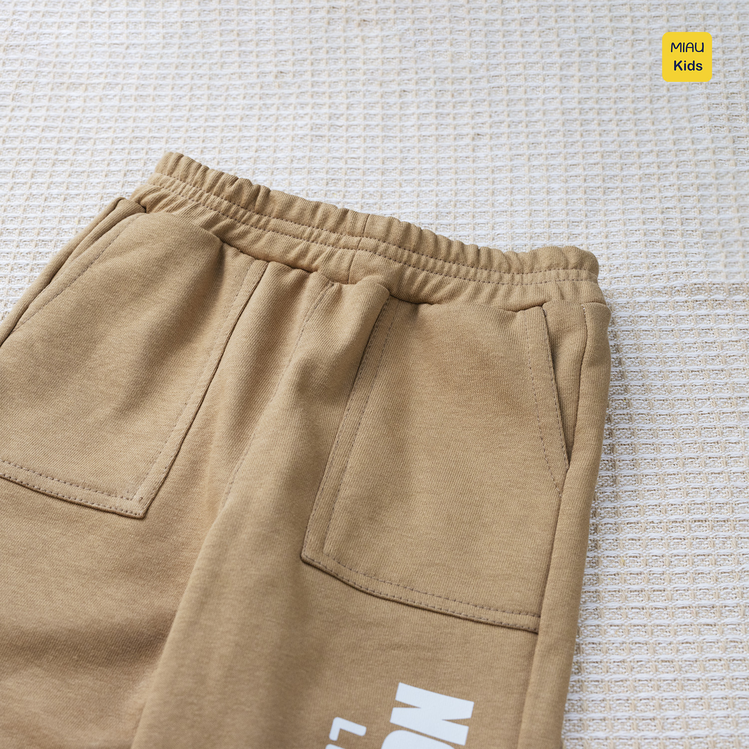 Quần dài cho bé in chữ phong cách thể thao, chất thun nỉ da cá cotton mềm mịn mát cho bé mặc nhà đi học đi chơi