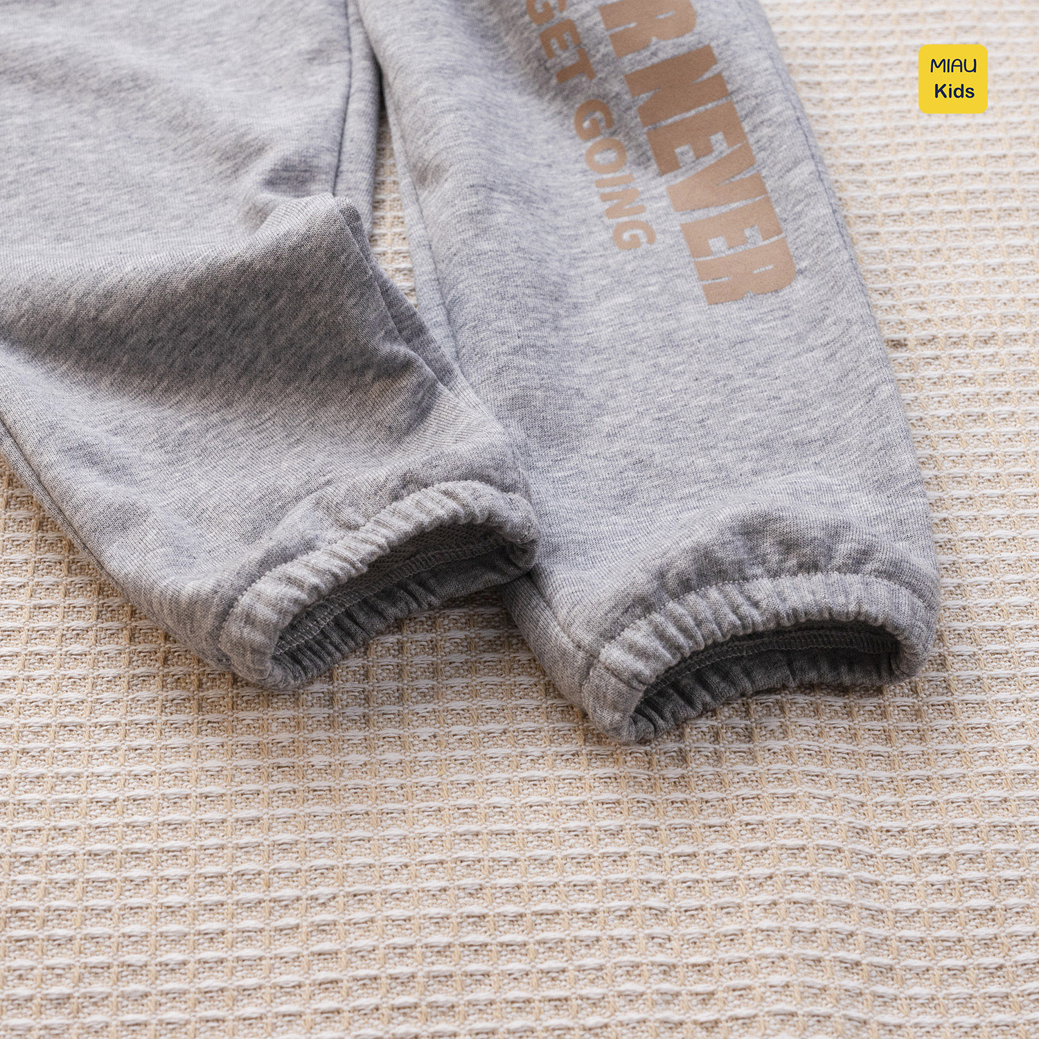 Quần dài cho bé in chữ phong cách thể thao, chất thun nỉ da cá cotton mềm mịn mát cho bé mặc nhà đi học đi chơi