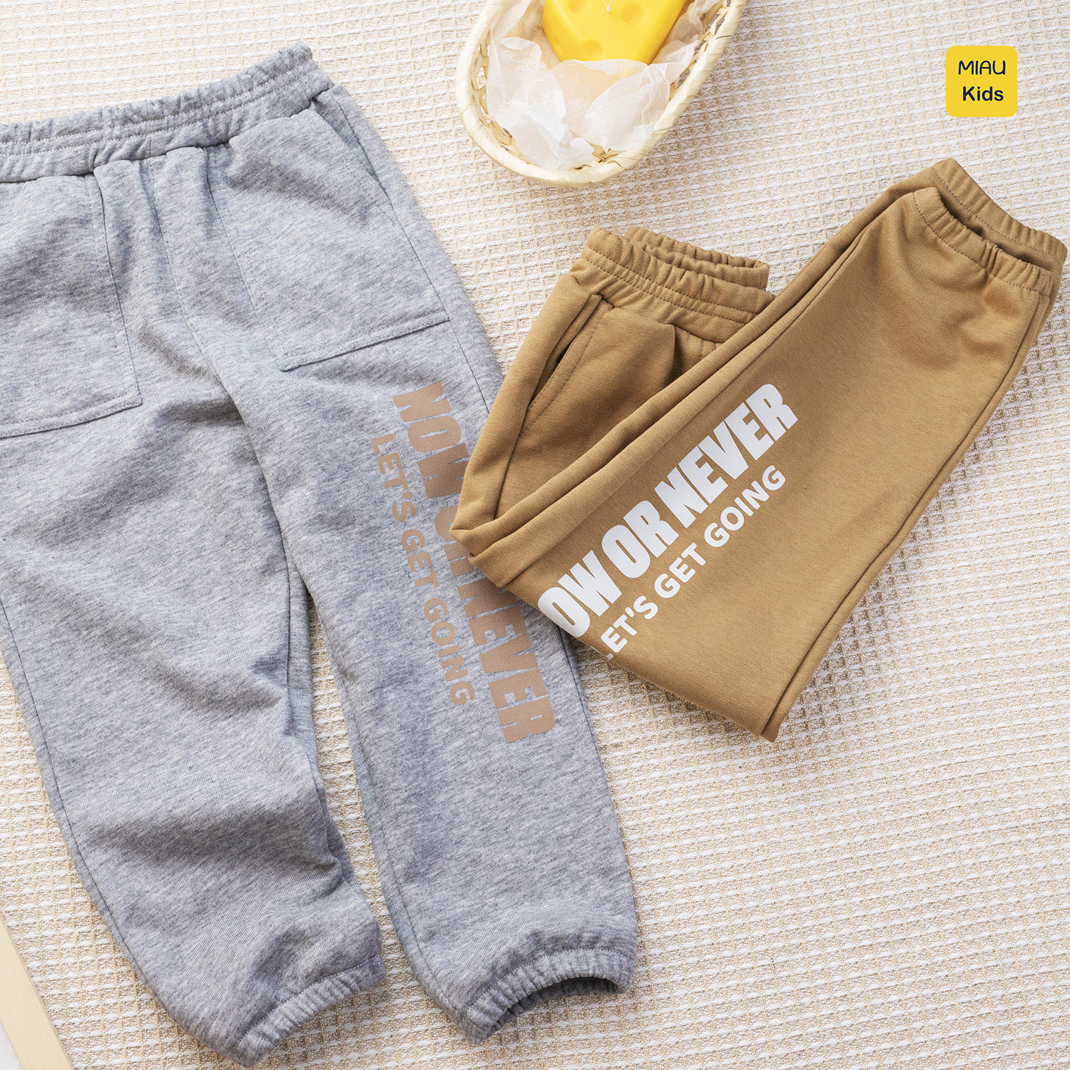 Quần dài cho bé in chữ phong cách thể thao, chất thun nỉ da cá cotton mềm mịn mát cho bé mặc nhà đi học đi chơi