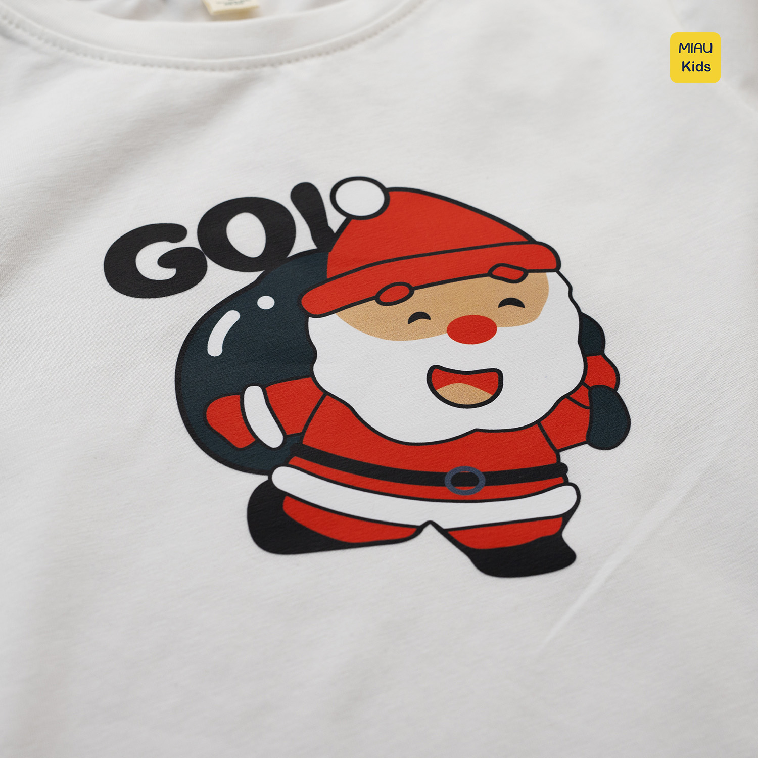 Áo thun Noel cho bé hoạ tiết Ông Già Noel mang quà đáng yêu chất thun cotton thoáng mát mềm mịn cho bé chơi giáng sinh