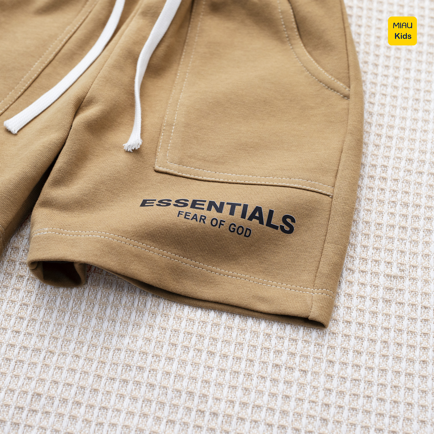 Quần đùi bé trai hoạ tiết chữ Essential, chất thun nỉ cotton đứng form, mềm mát cho bé mặc đi học đi chơi