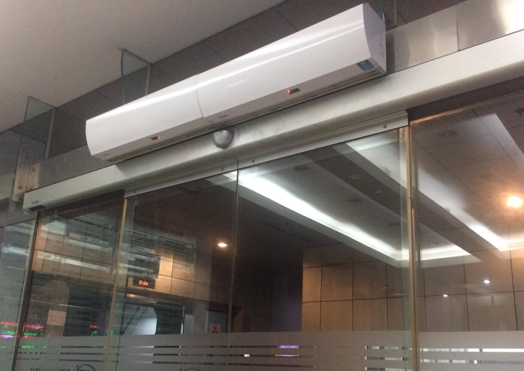 Lợi Ích Của Quạt Cắt Gió Trong Nhà Hàng: Tối Ưu Hóa Không Gian