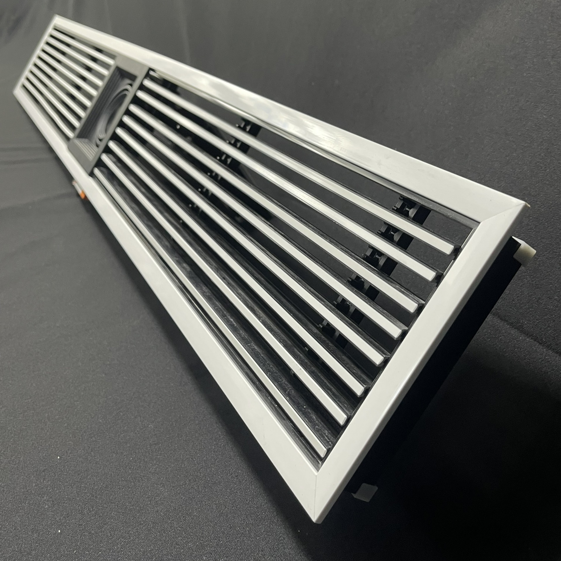 Cửa Gió Điều Hòa Khung 15mm Phối Đen Trắng Kết Hợp Đèn Downlight