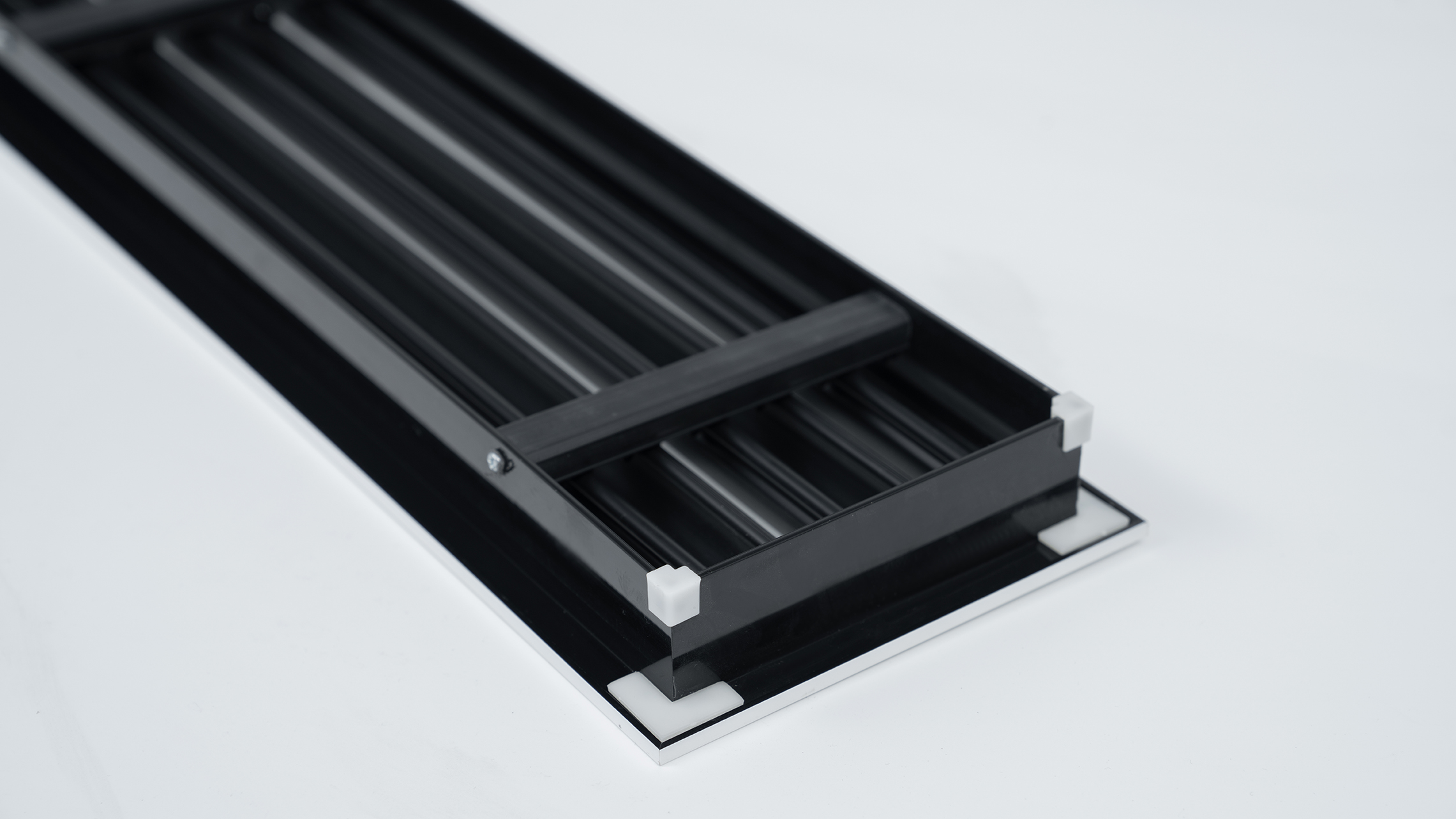 Cửa gió Slot khung viền 3 khe gió viền trắng đen, nhựa PVC màu trắng, 1 nan đen có thể điều chỉnh góc