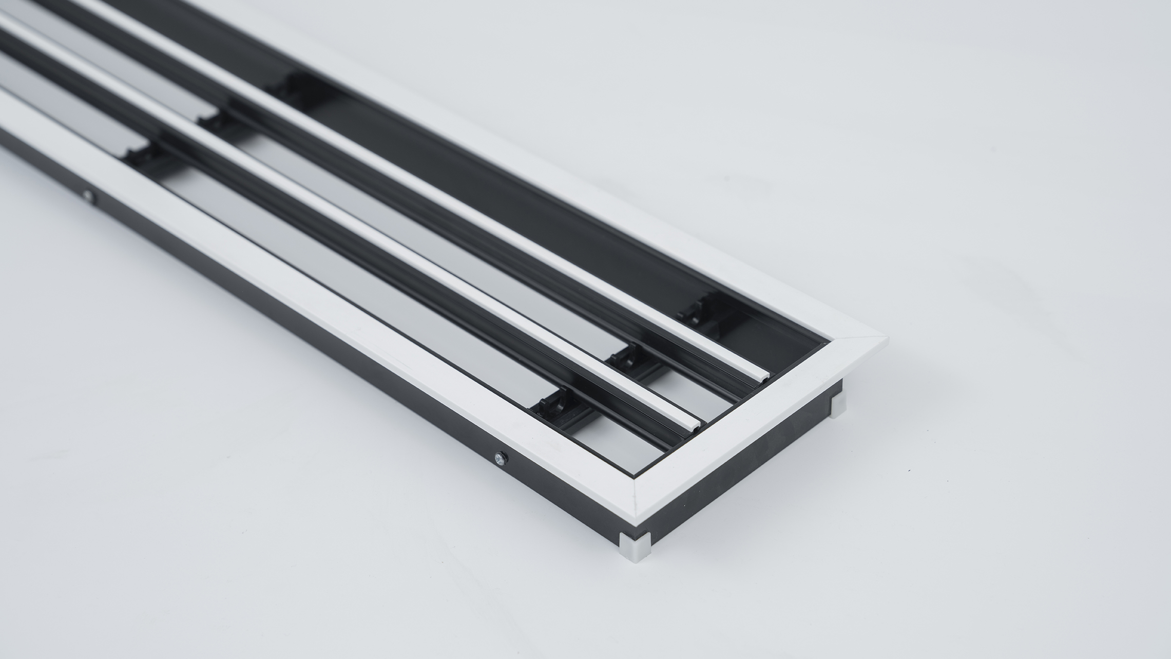 Cửa gió Slot khung viền 3 khe gió viền trắng đen, nhựa PVC màu trắng, 1 nan đen có thể điều chỉnh góc