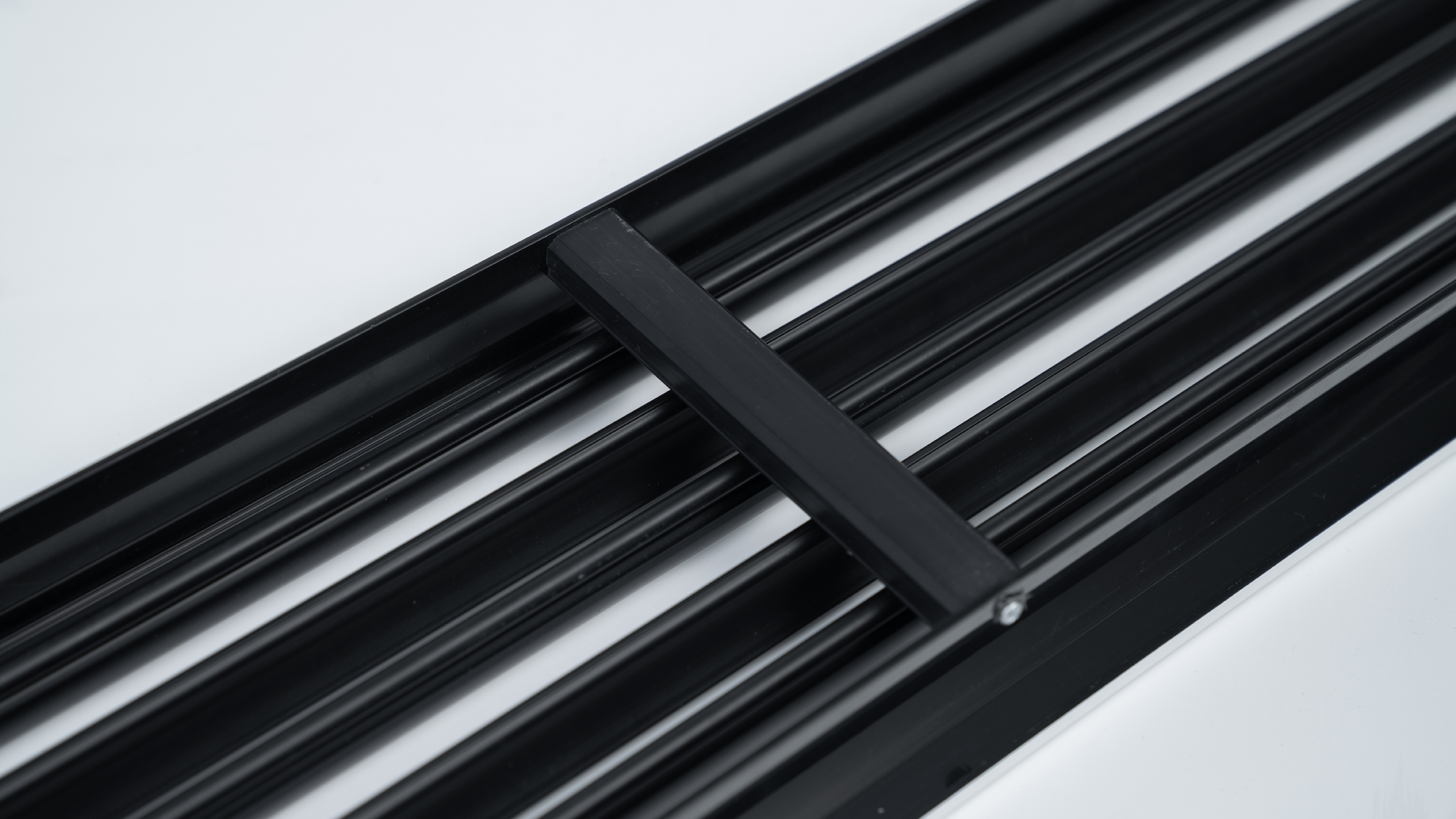 Cửa gió Slot khung viền 3 khe gió viền trắng đen, nhựa PVC màu trắng, 1 nan đen có thể điều chỉnh góc
