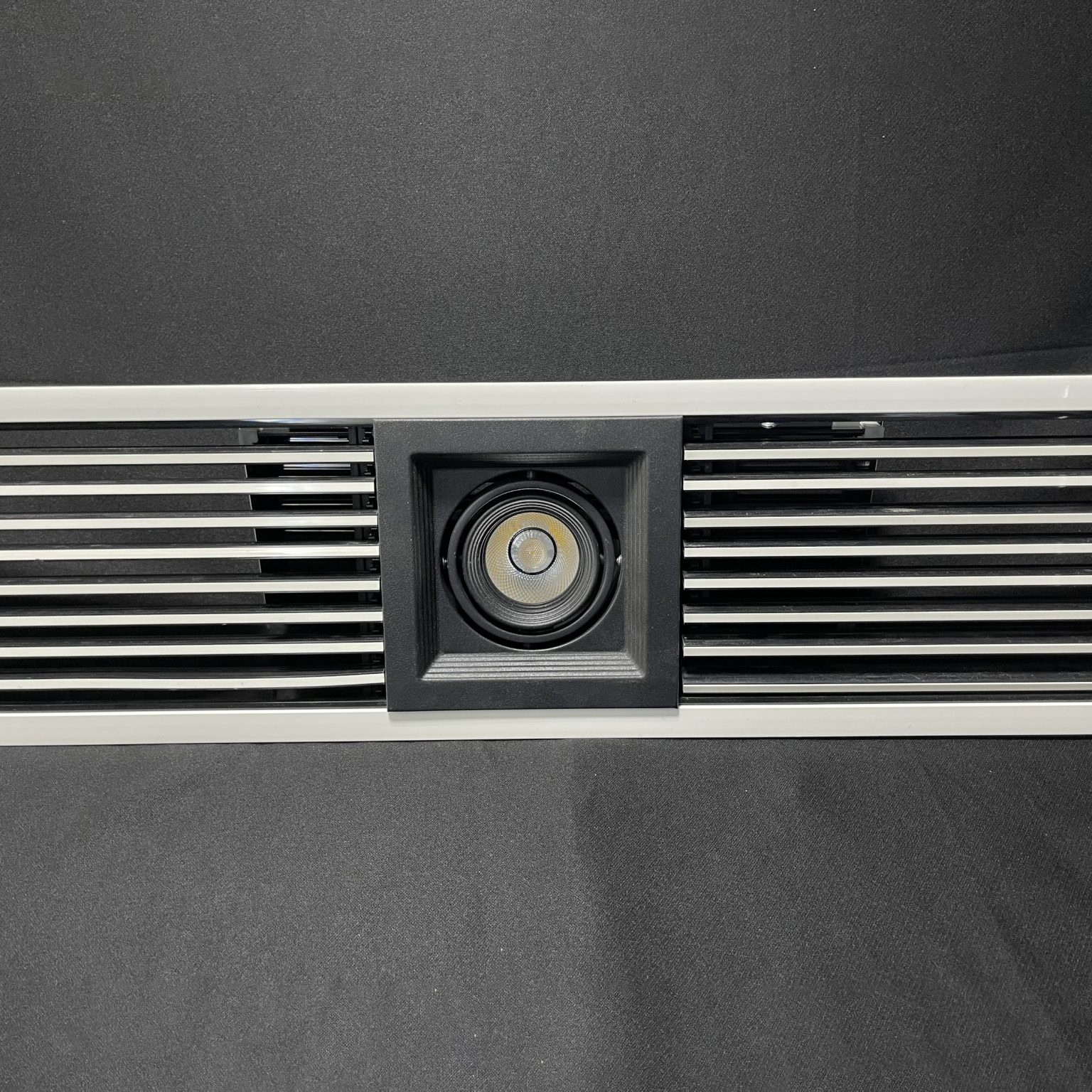 Cửa Gió Điều Hòa Khung 15mm Phối Đen Trắng Kết Hợp Đèn Downlight