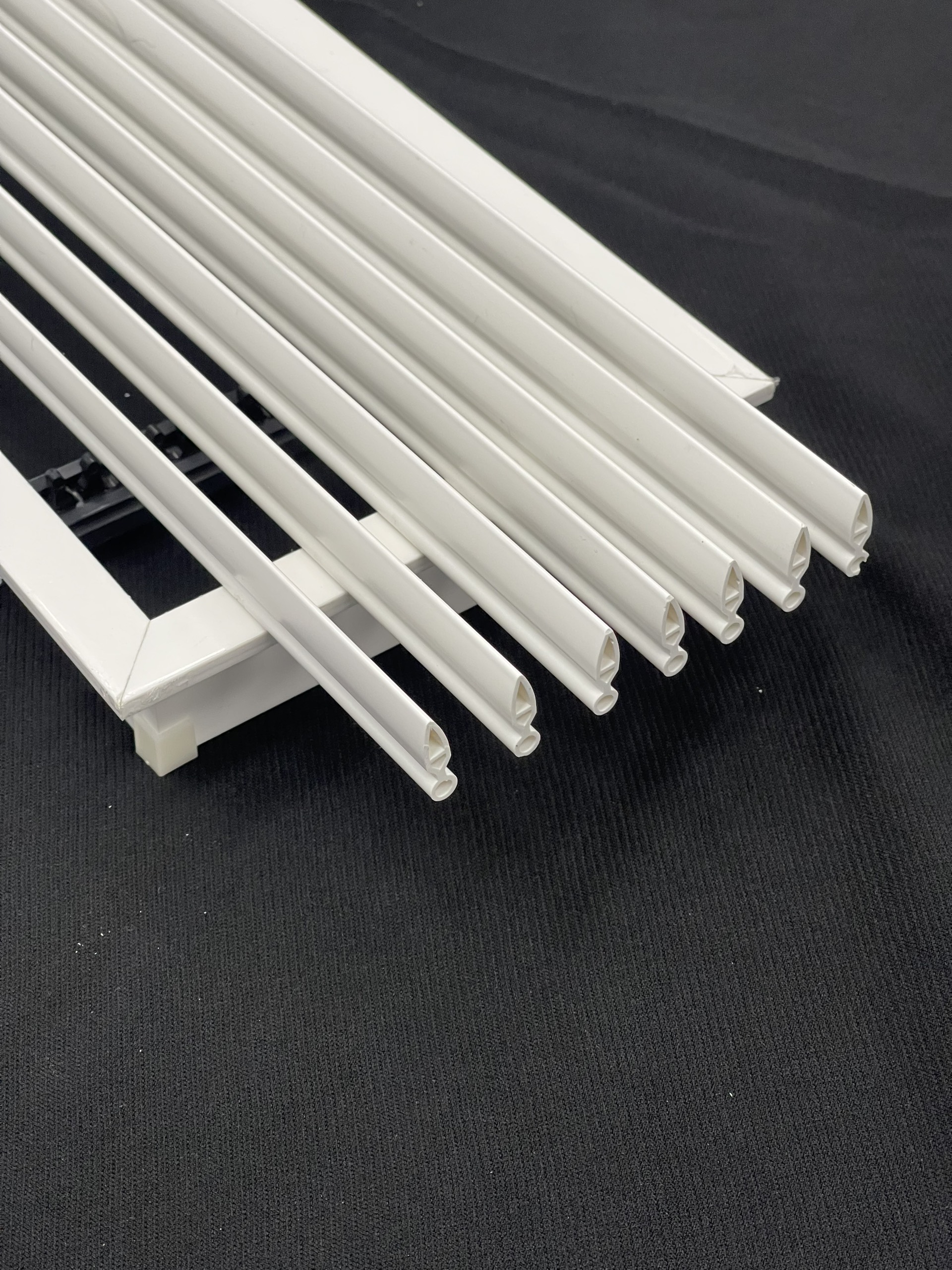 Cửa Gió STANDARD  Khung Viền 15mm Màu Trắng, Nan Bầu Dục