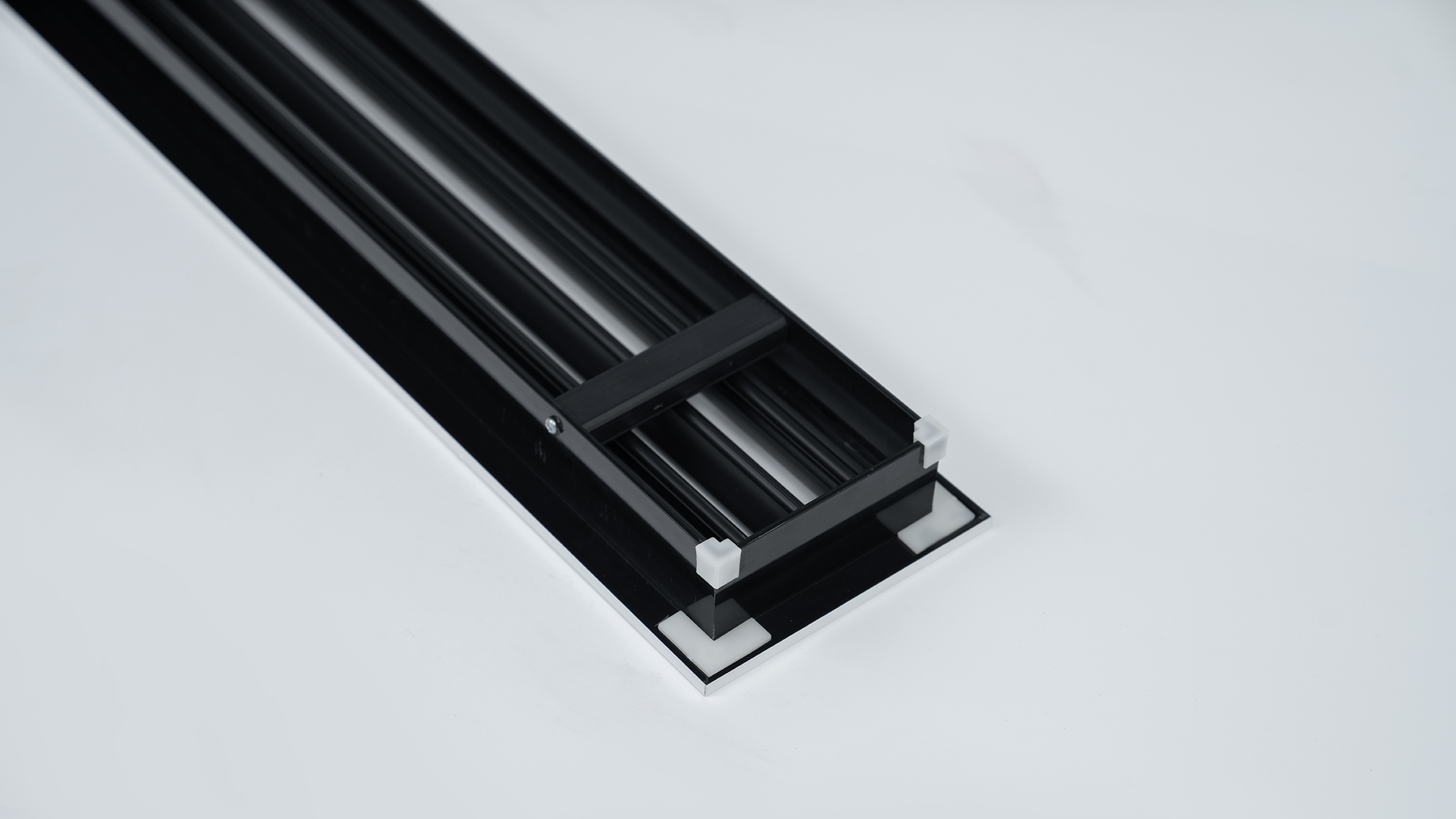 Cửa gió Slot khung viền 2 khe gió viền trắng đen, nhựa PVC màu trắng, 1 nan đen có thể điều chỉnh góc, cơ cấu thẻ đỡ