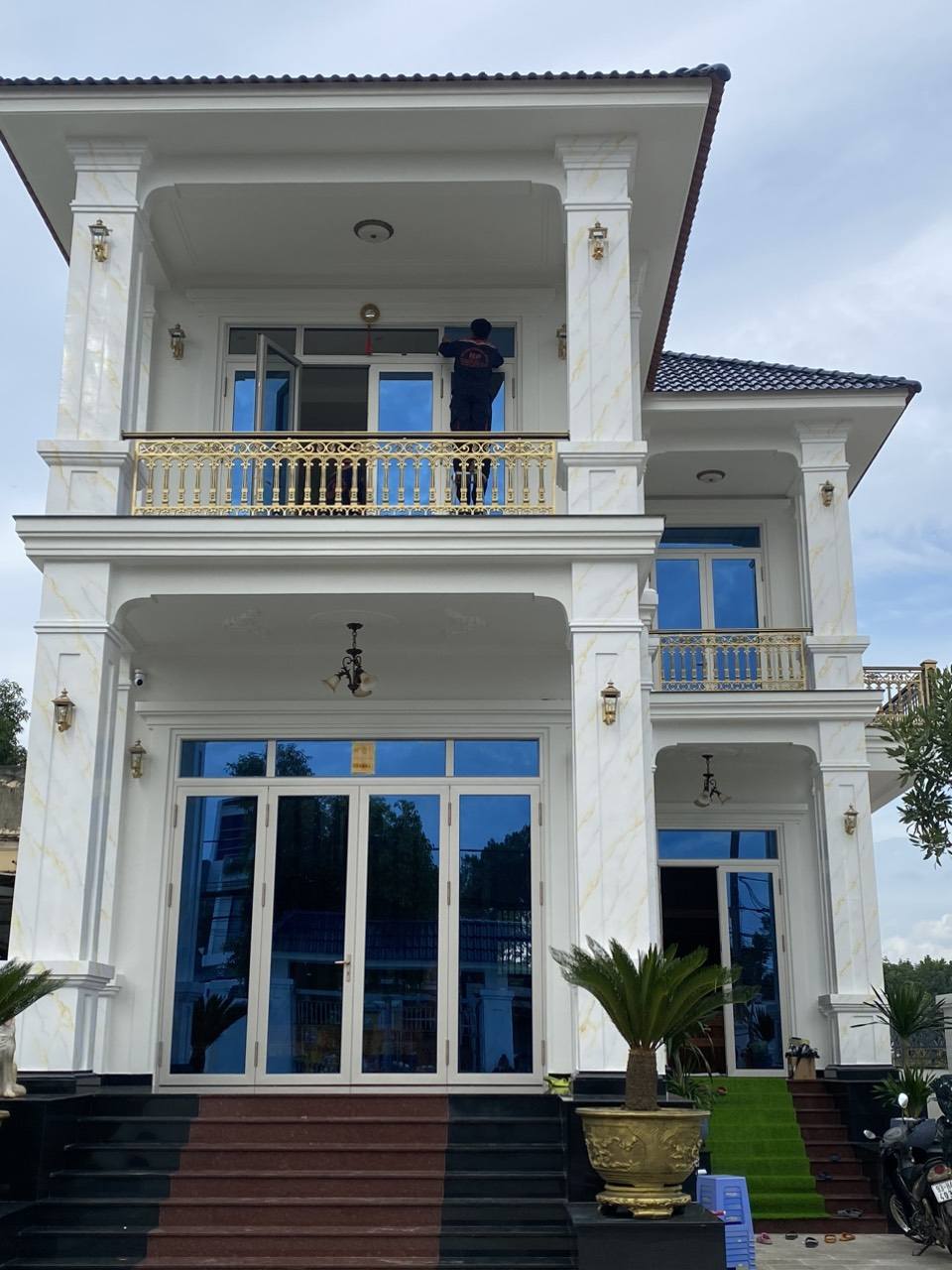 So sánh cửa nhôm Maxpro và cửa nhôm Xingfa khi xây nhà phố