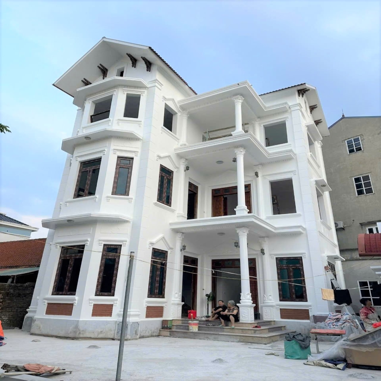 Công trình nhôm rolroi vân gỗ trắc Tại Hưng Yên