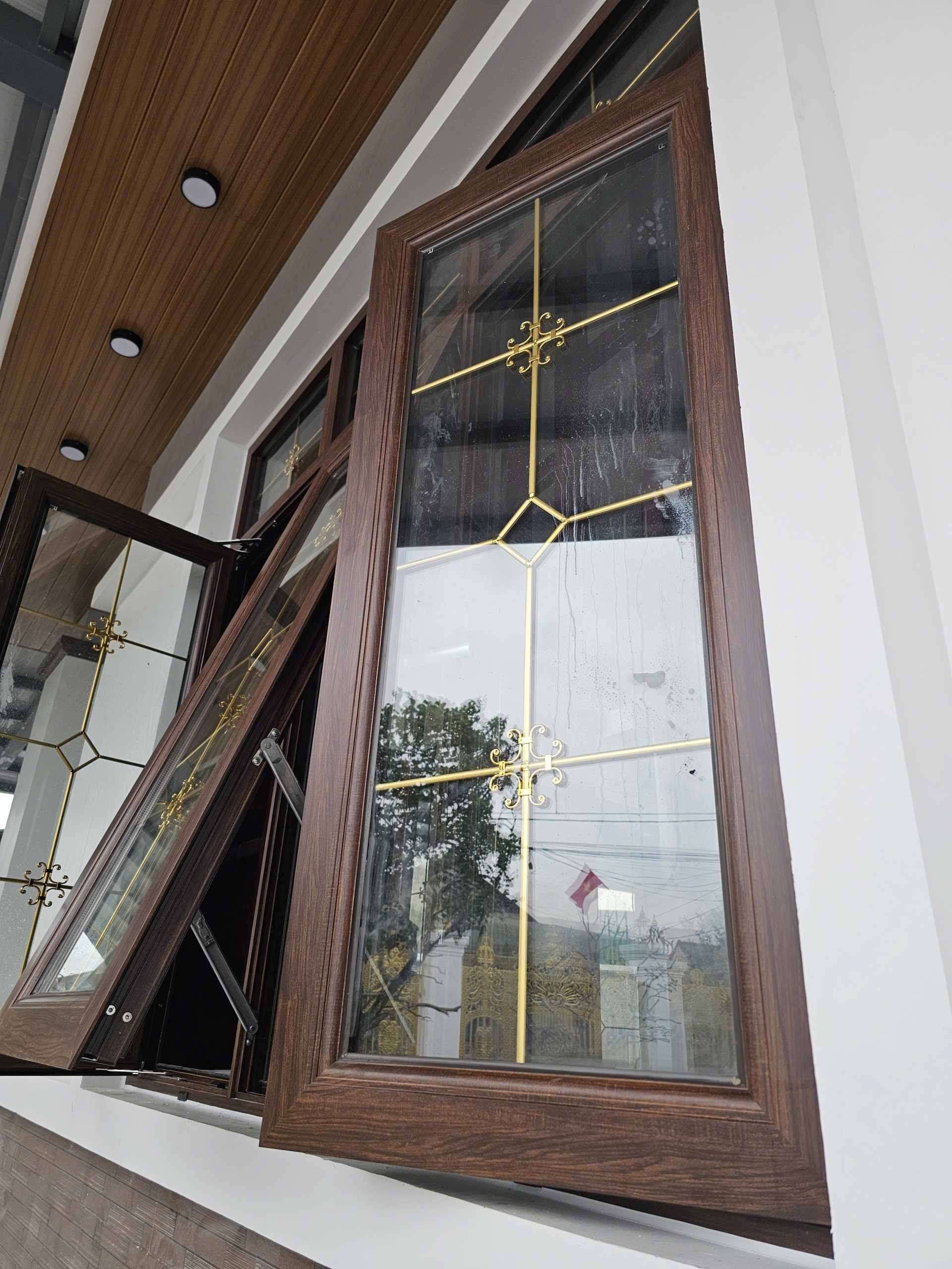 Công trình nhôm Rolroi cao cấp vân gỗ trắc