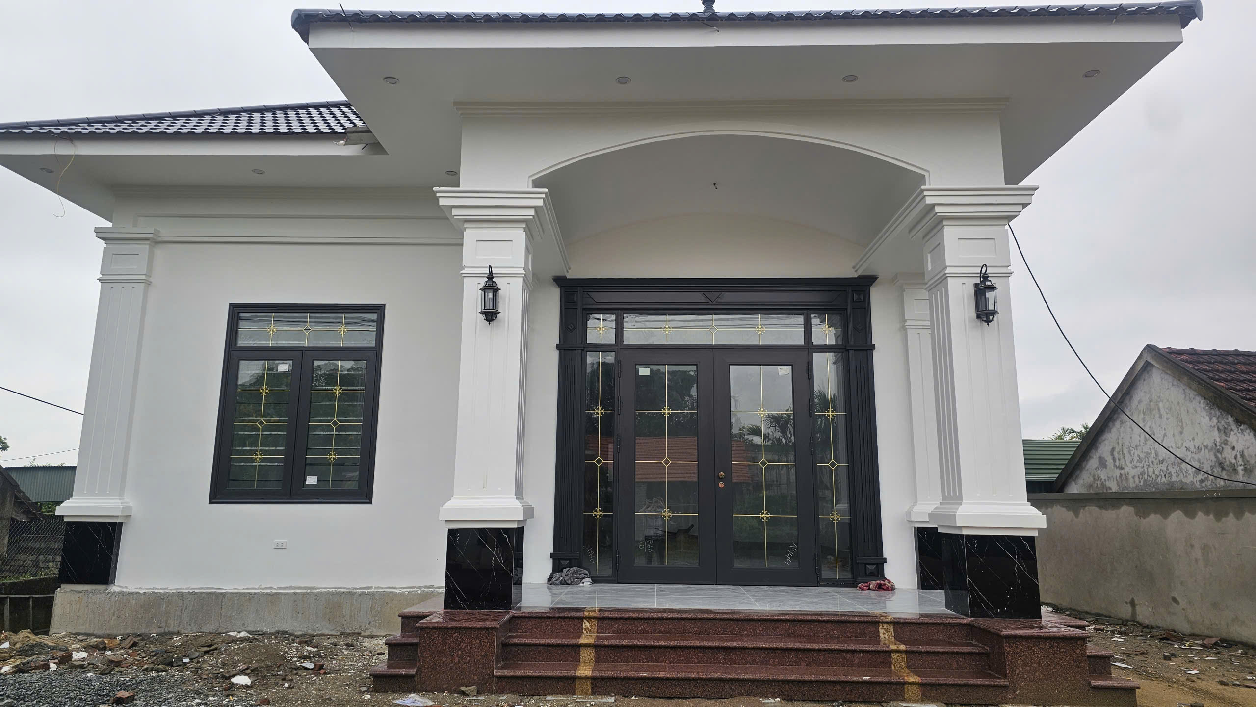 Thi công cửa nhôm Rolroi hệ 60 rãnh C kết hợp kính hộp lan hoa Hải Long tại Can Lộc – Hà Tĩnh