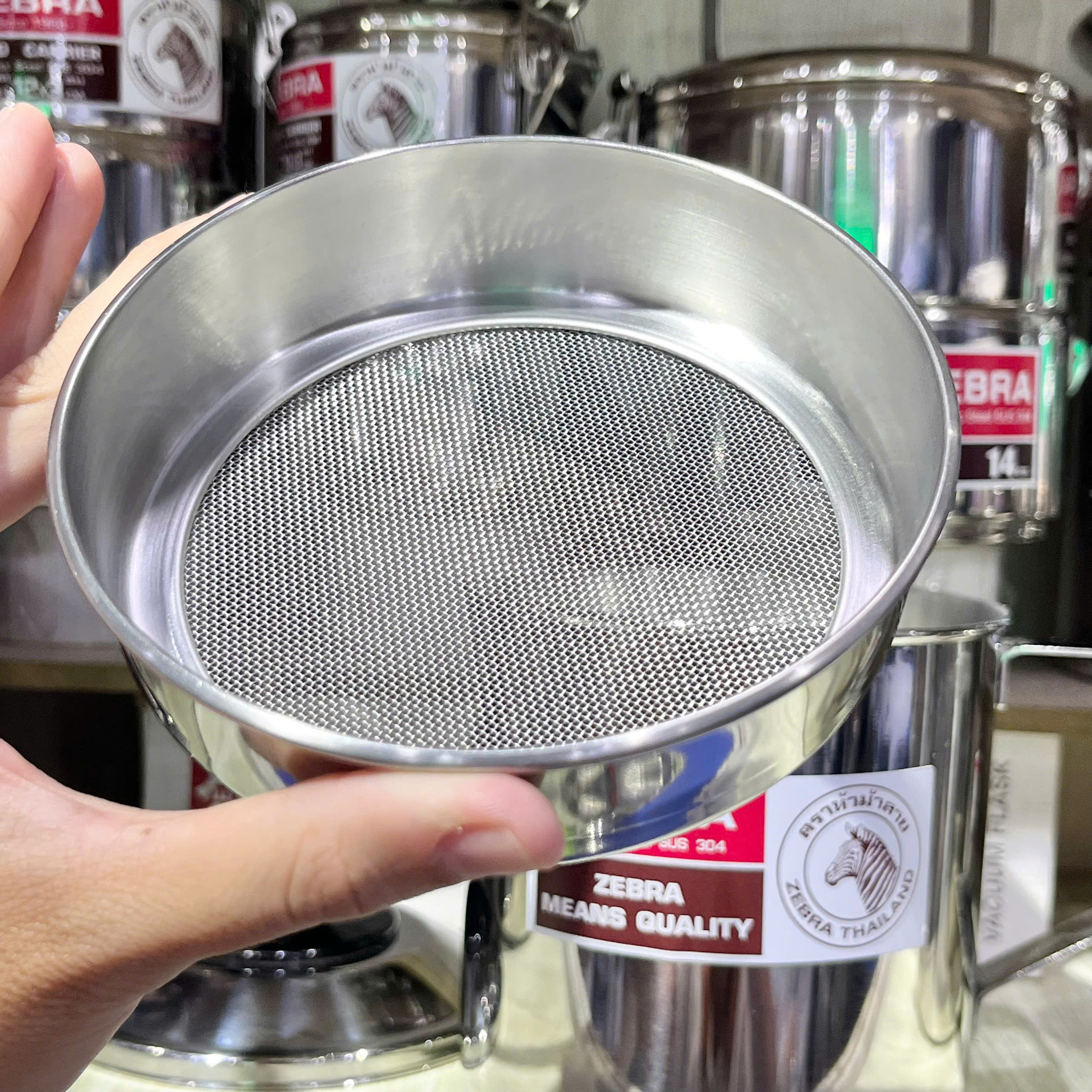 Ca Nước Zebra Inox 304 Có Nắp Và Lưới Lọc 1L - 151101 - Nhập Khẩu Thái Lan