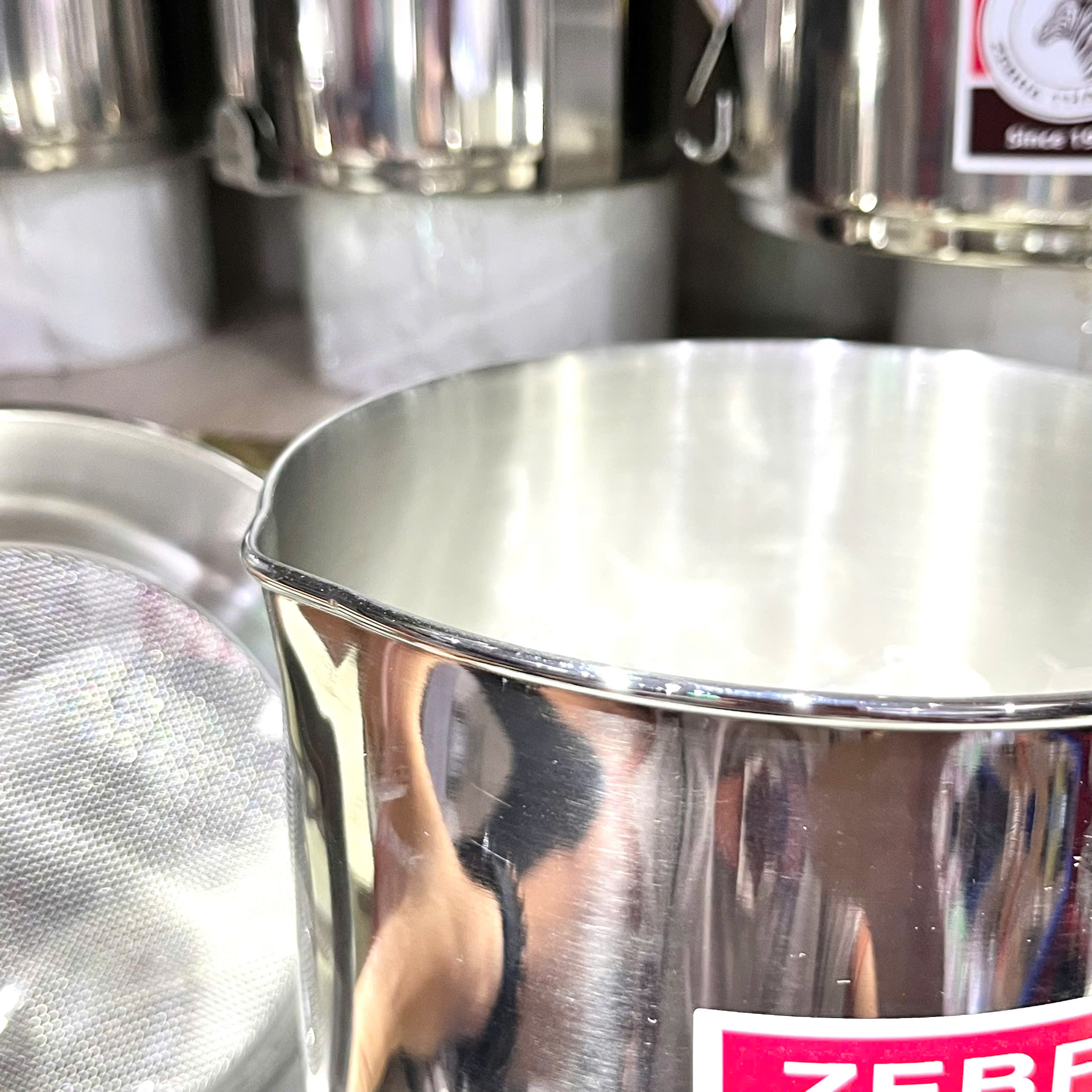Ca Nước Zebra Inox 304 Có Nắp Và Lưới Lọc 1L - 151101 - Nhập Khẩu Thái Lan