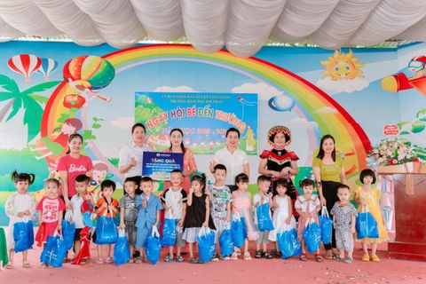 Đã trao 40 suất quà cho các cháu có hoàn cảnh khó khăn và suy dinh dưỡng .