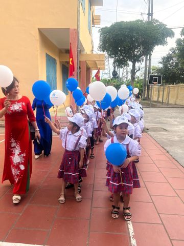 Trao tặng hoa và 20 phần quà trị giá 7,000,000 VND cho các học sinh nghèo vượt khó tại Trường Tiểu học Đông Hợp