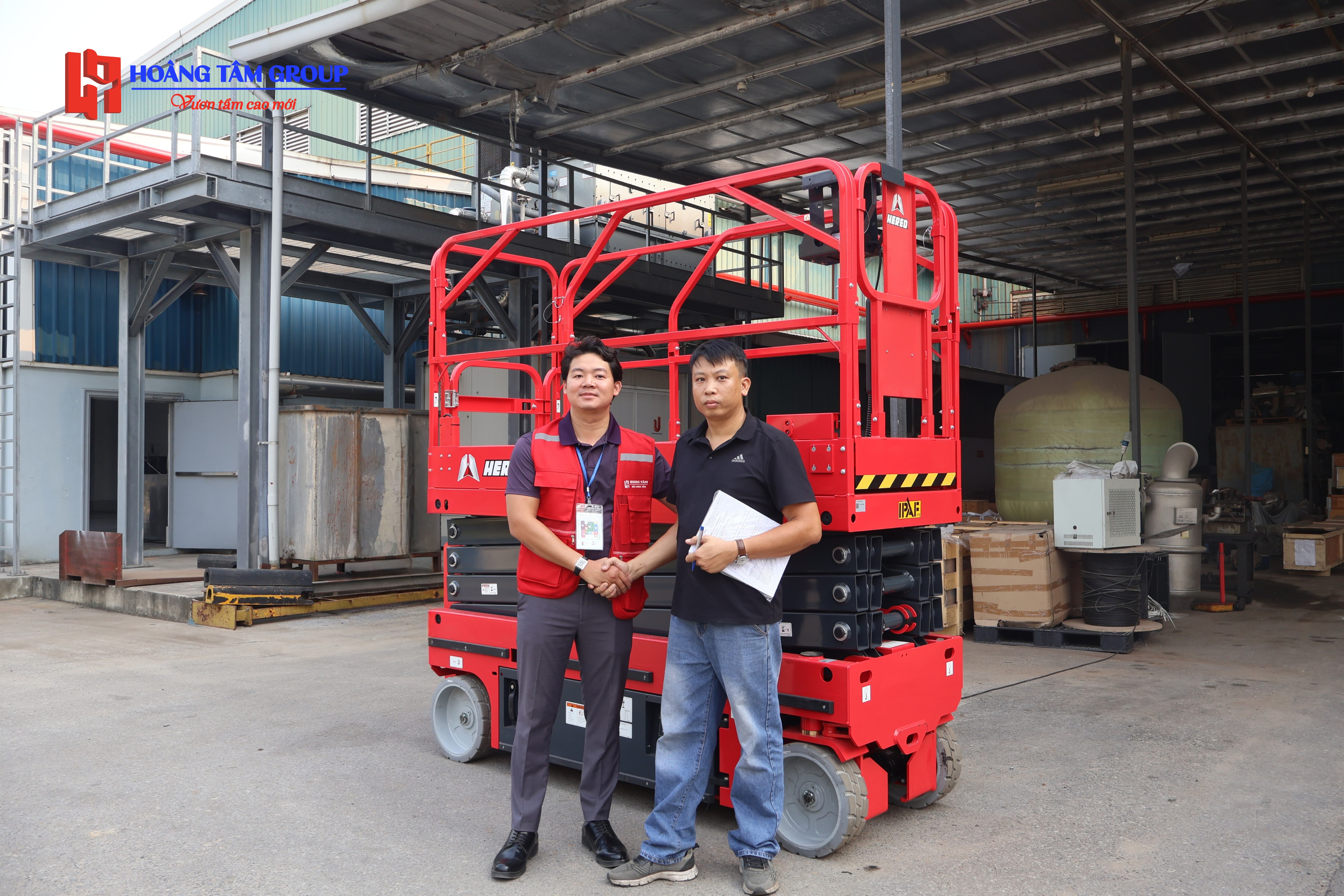 HOÀNG TÂM GROUP BÀN GIAO XE NÂNG NGƯỜI HERED HS0808H TẠI KCN PHỐ NỐI A
