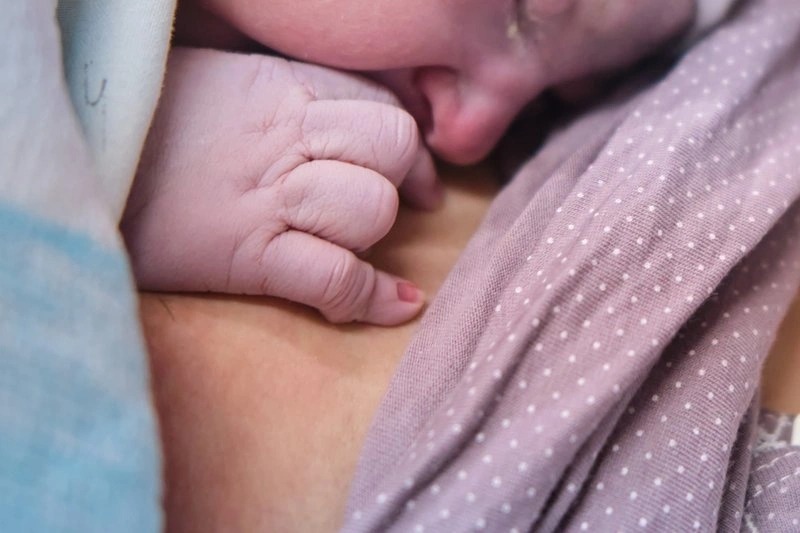 Da kề da sau sinh: Những lợi ích tuyệt vời và cách thực hiện