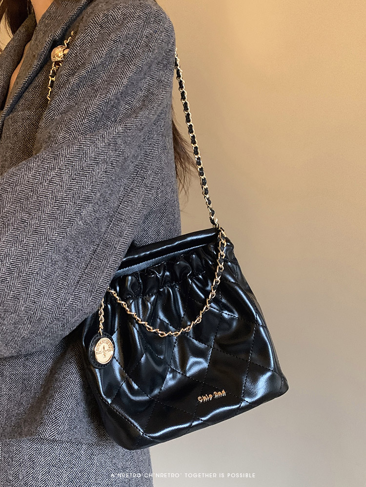Túi đeo vai xích xếp ly Chio2nd Gold Party Bucket Bag