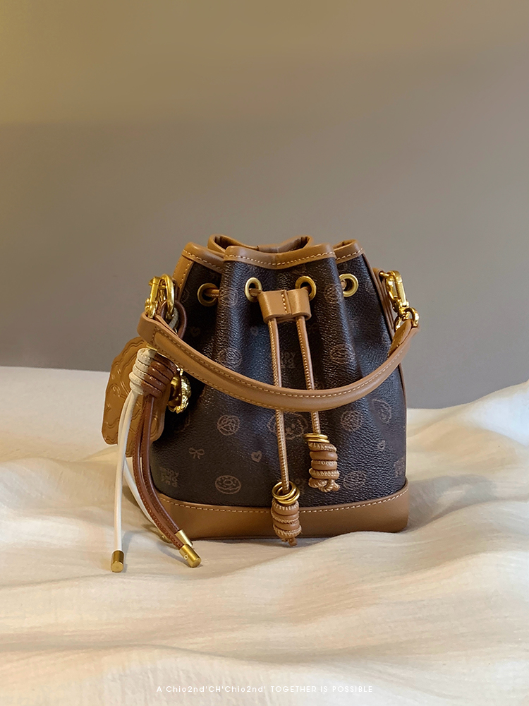 Chio2nd Bread Puppy Victoria Harbor Encounter Bucket Bag
