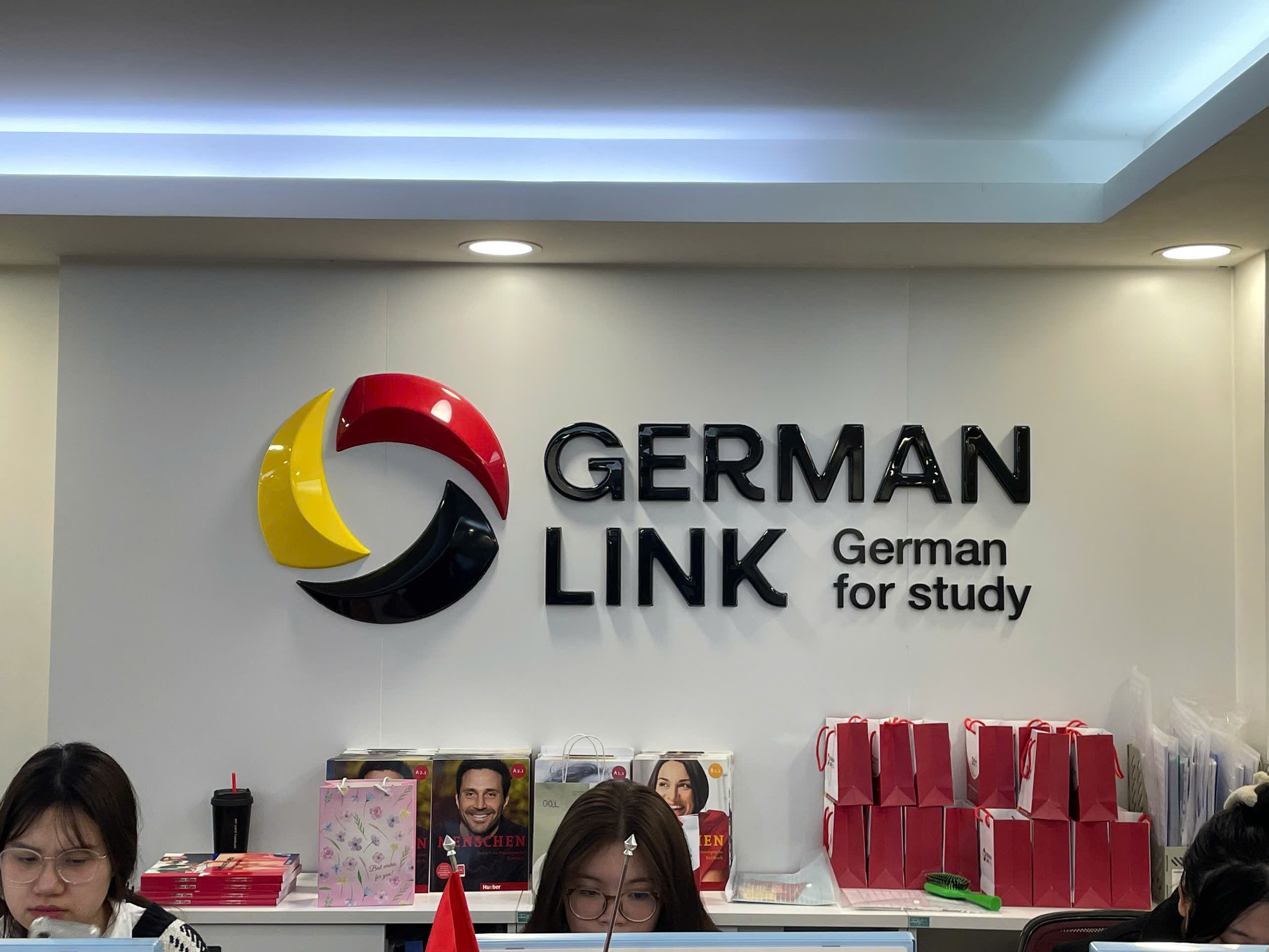 SẢN XUẤT - LẮP ĐẶT LOGO BACKDROP CÔNG TY GIÁO DỤC GERMAN LINK