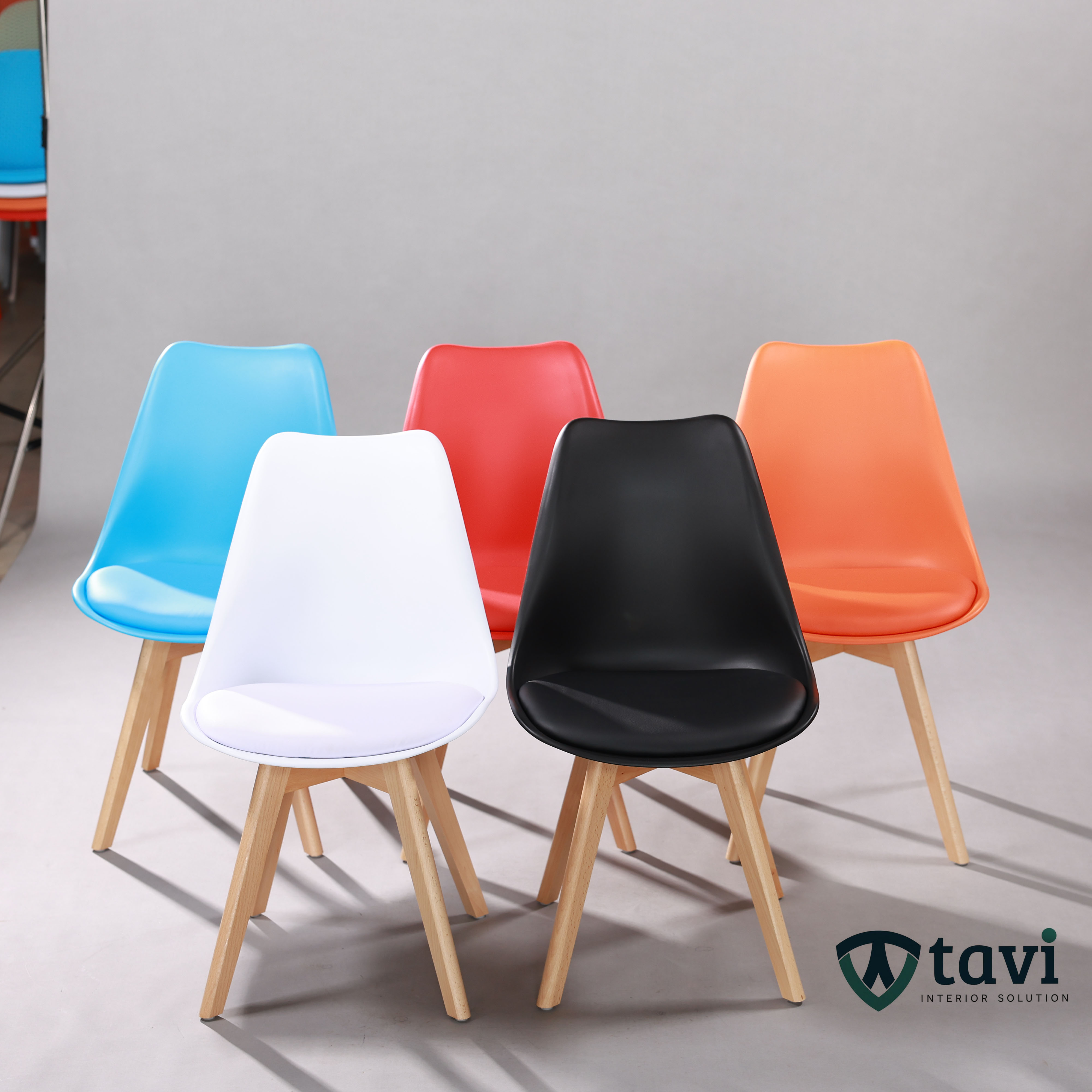 Ghế cafe lưng nhựa có nệm chân gỗ - TV303