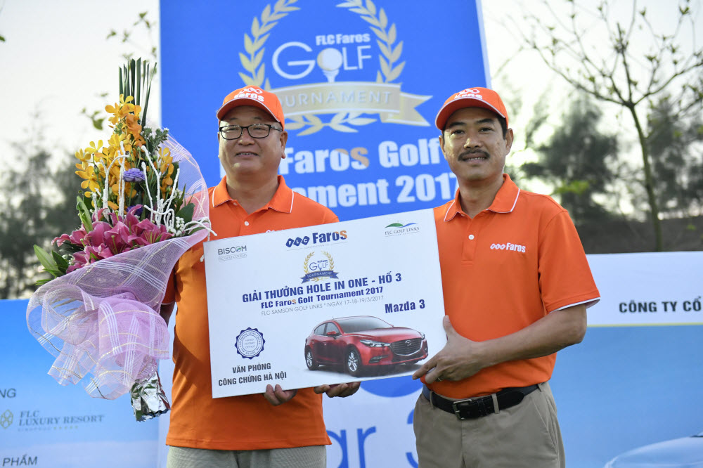 Golf thủ đến từ Hàn Quốc trúng xe Mazda 3 do Văn Phòng Công Chứng Hà Nội tài trợ