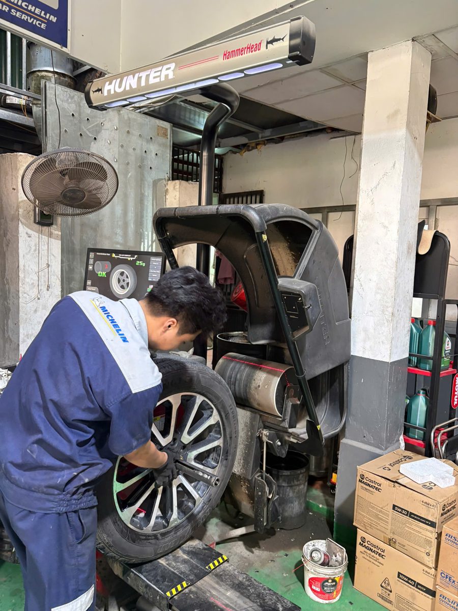 Cân bằng động 4 bánh trên máy Hunter tại Thi Lốp Hà Nội