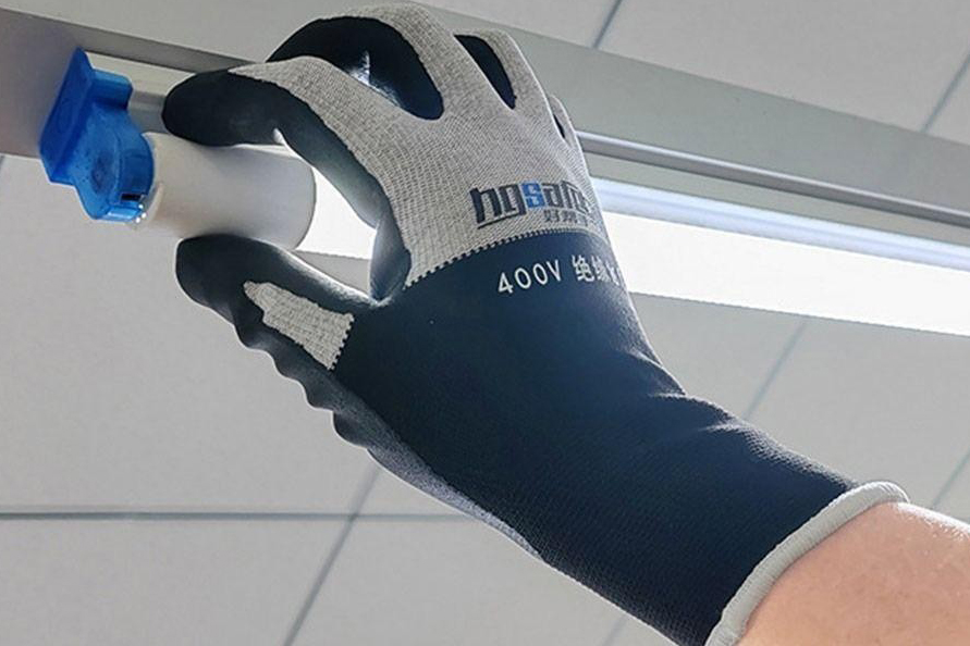 Găng tay cao su cách điện: Kiểm định và phân loại