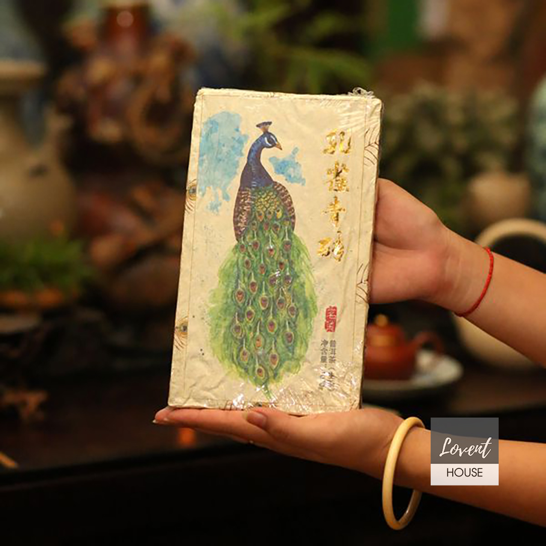 PHỔ NHĨ KHỔNG TƯỚC THANH CHUYÊN, SINH TRÀ CỔ THỤ MÃNH HẢI 1000G