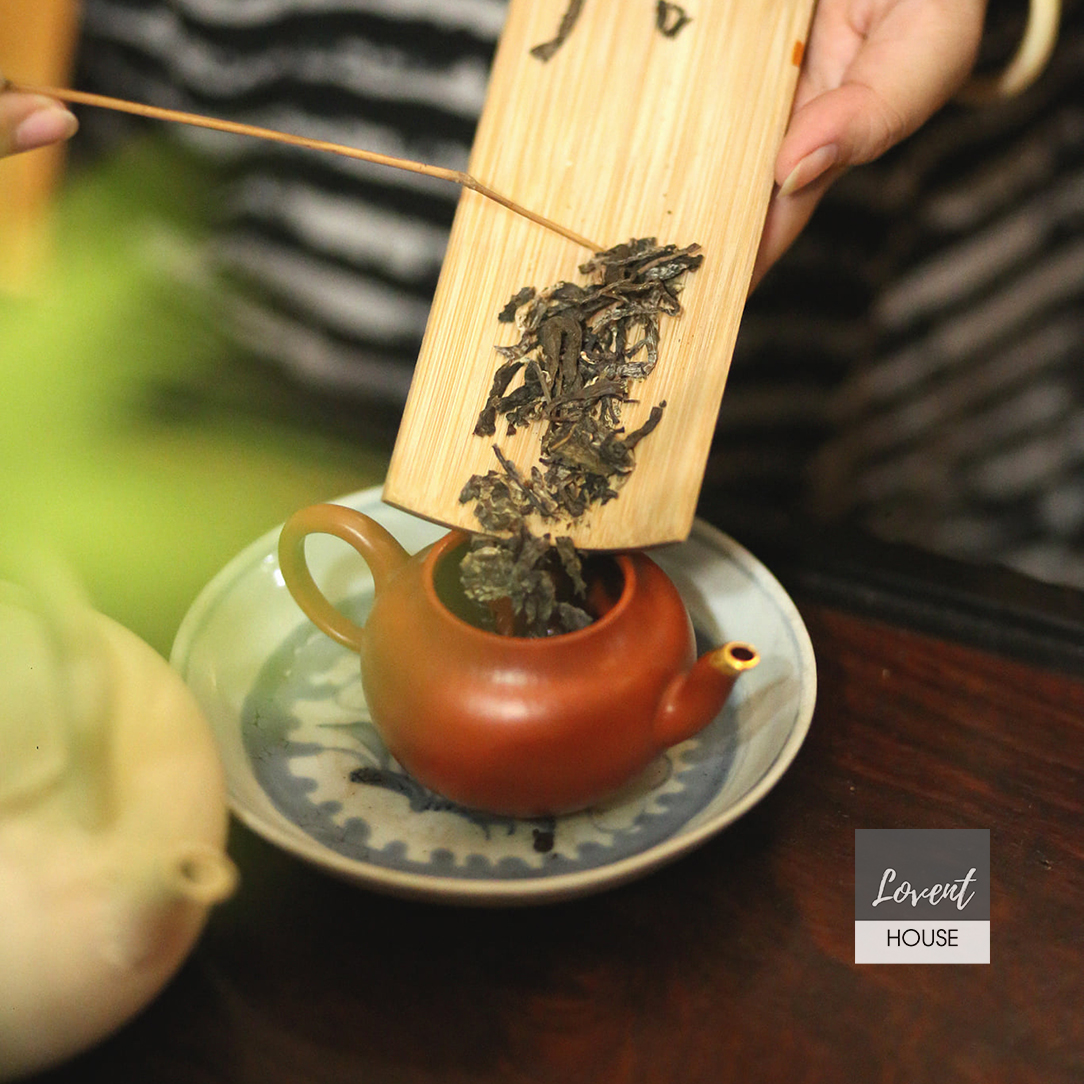 PHỔ NHĨ KHỔNG TƯỚC THANH CHUYÊN, SINH TRÀ CỔ THỤ MÃNH HẢI 1000G