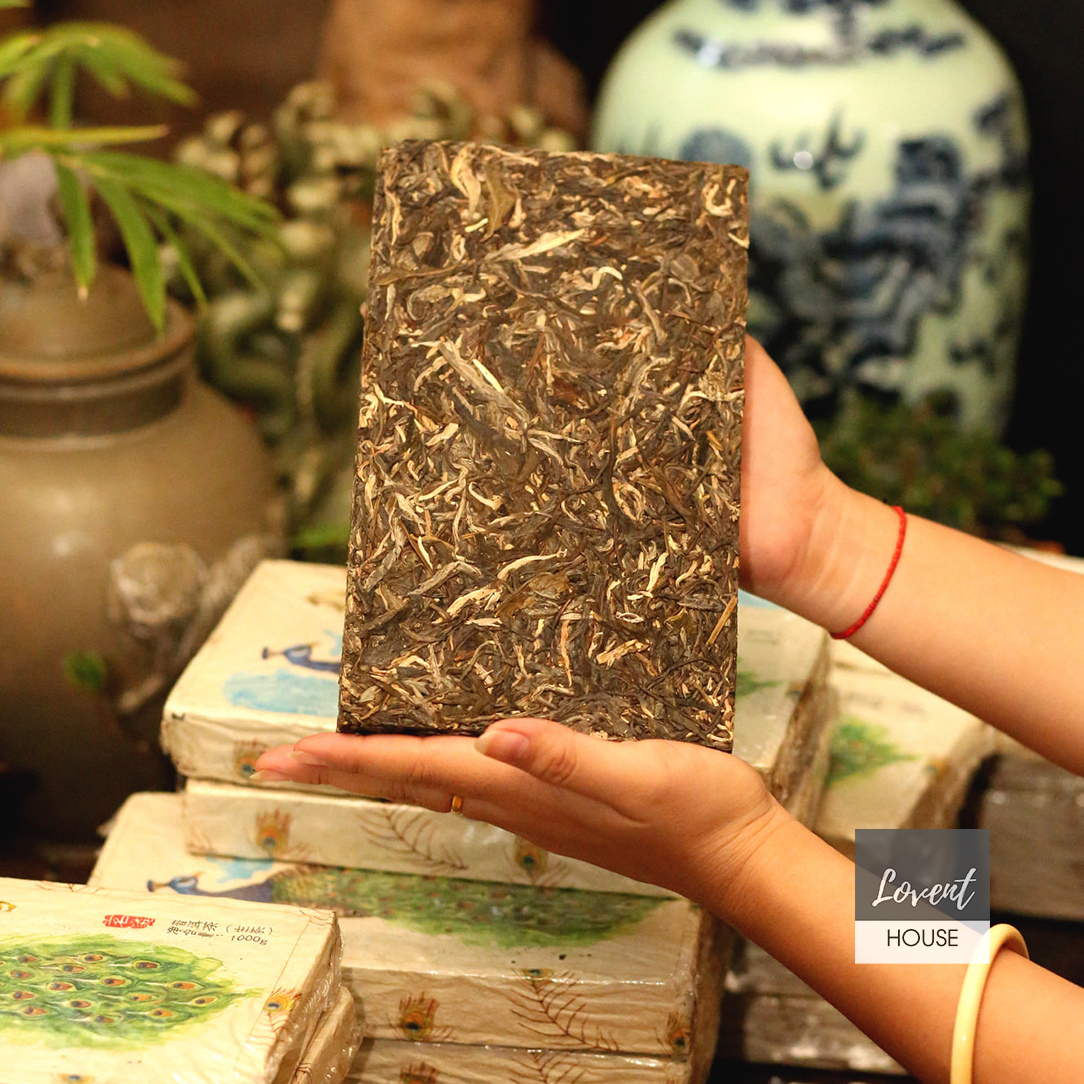 PHỔ NHĨ KHỔNG TƯỚC THANH CHUYÊN, SINH TRÀ CỔ THỤ MÃNH HẢI 1000G