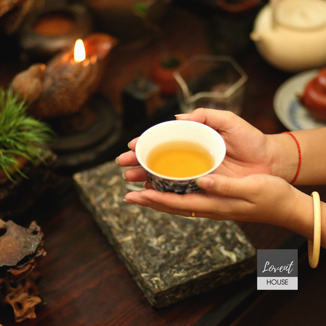 PHỔ NHĨ KHỔNG TƯỚC THANH CHUYÊN, SINH TRÀ CỔ THỤ MÃNH HẢI 1000G