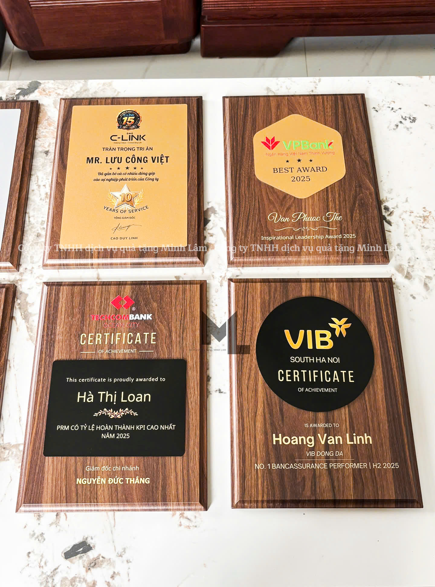 Bảng Vinh Danh Chất Liệu Gỗ, Hộp Đựng Màu Đỏ ML02