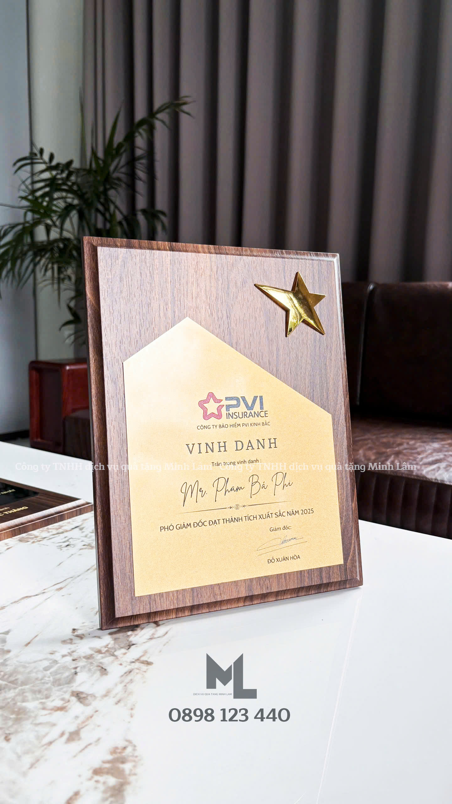Bảng Vinh Danh Chất Liệu Gỗ, Hộp Đựng Màu Đỏ ML08