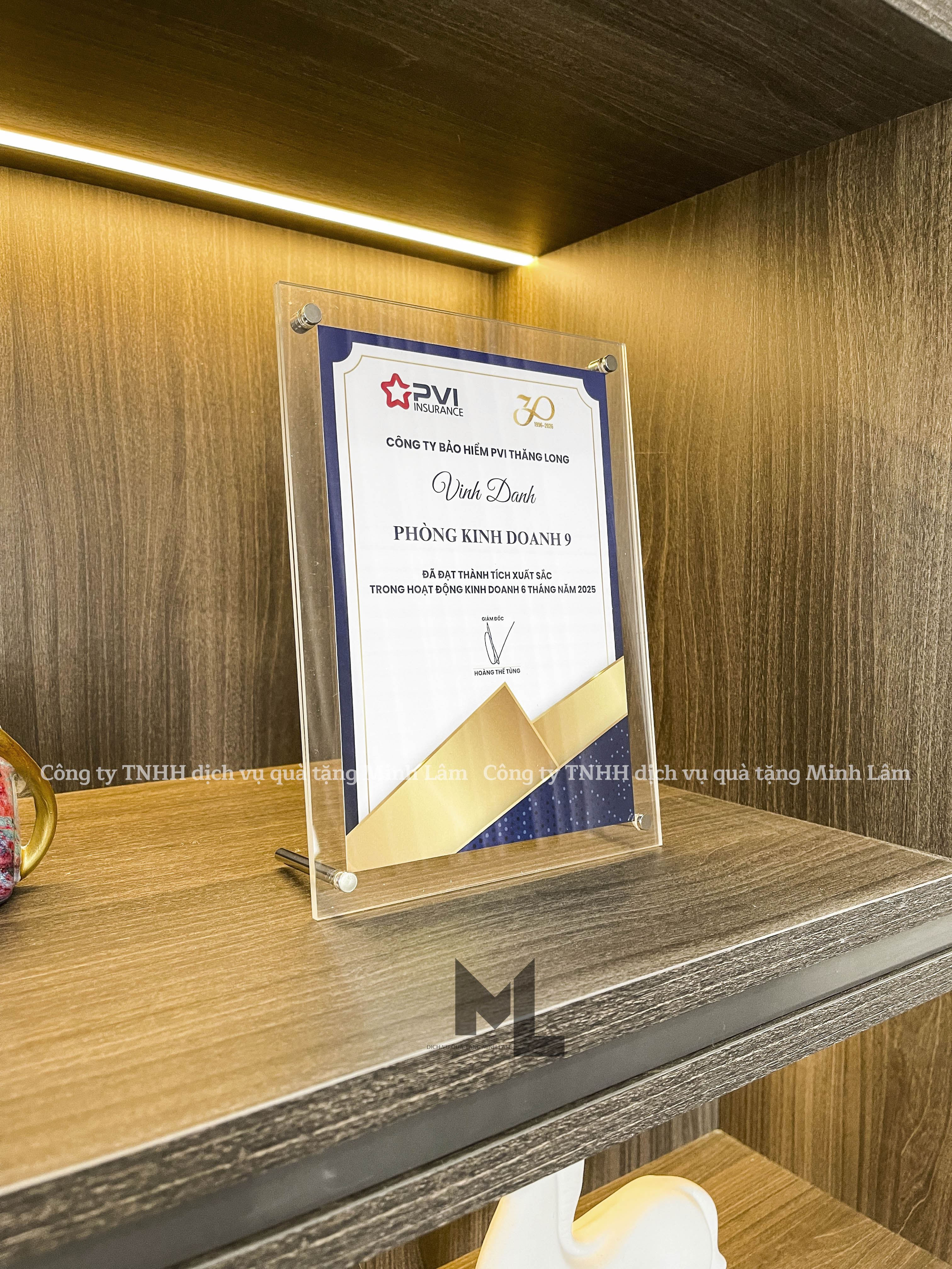 Khung ảnh bằng khen mica A5 vuông góc