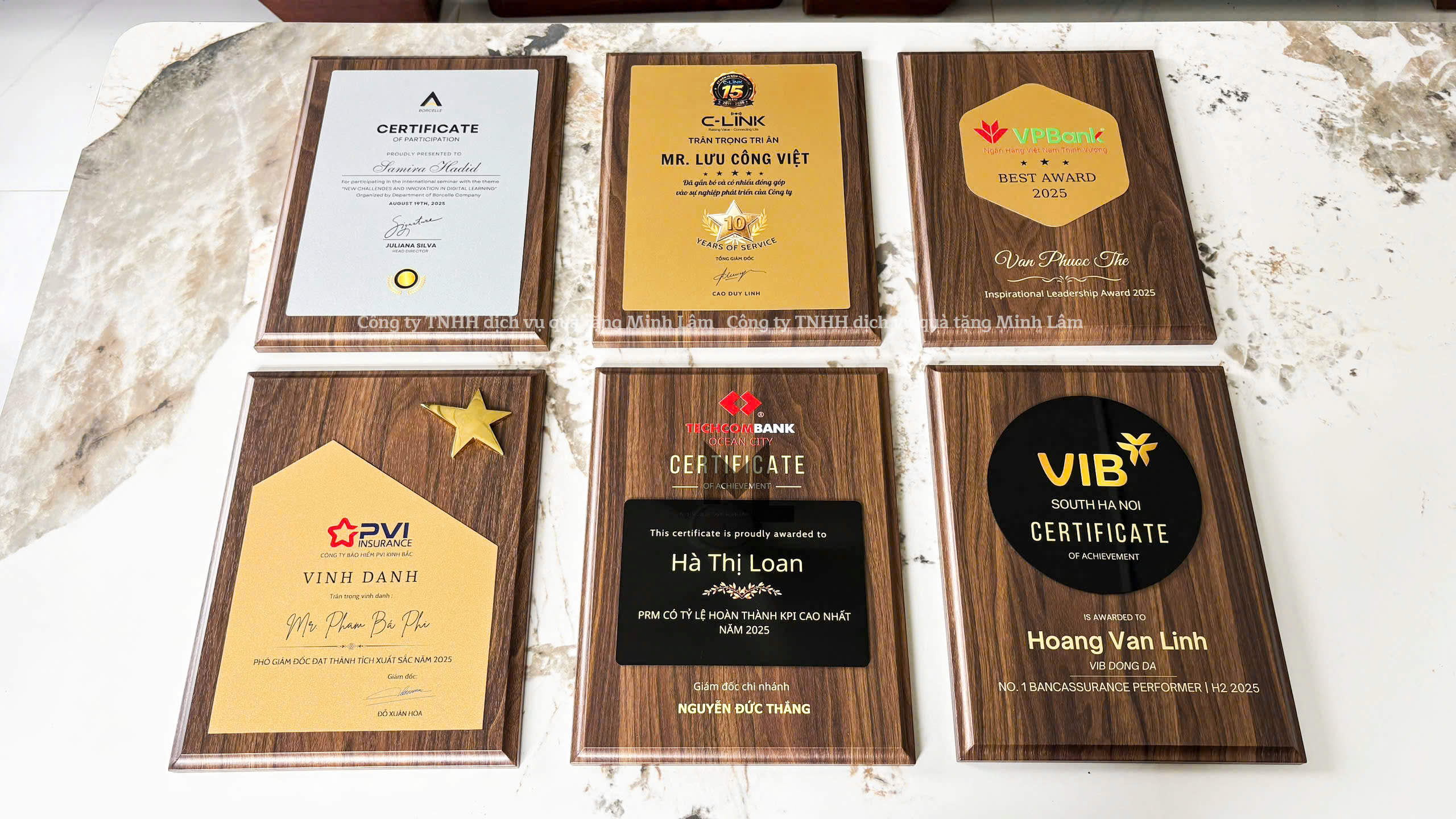 Bảng Vinh Danh Chất Liệu Gỗ, Hộp Đựng Màu Đỏ ML03