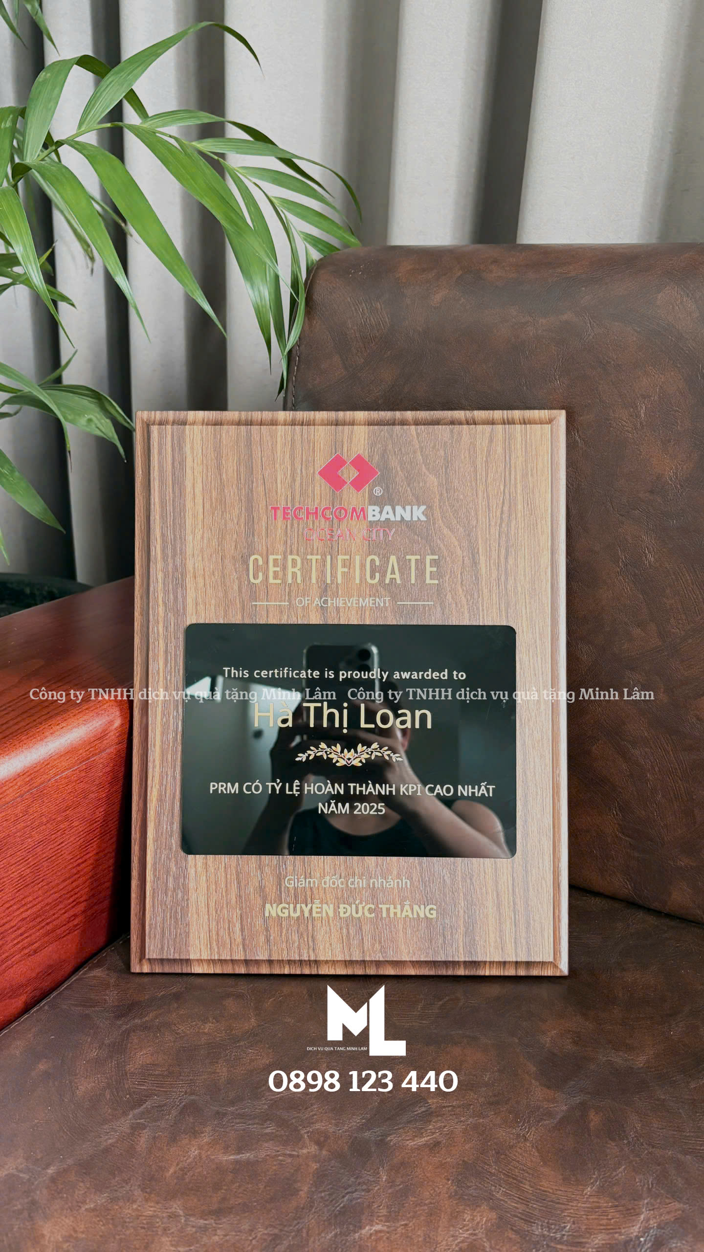 Bảng Vinh Danh Chất Liệu Gỗ, Hộp Đựng Màu Đỏ ML03