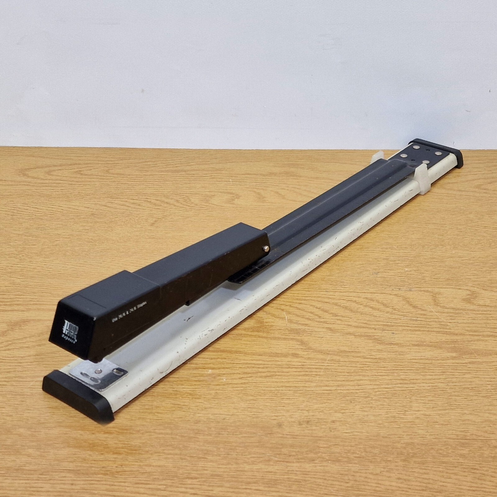 Bấm kim số 3 cán dài Kw Trio 5900, 25 tờ
