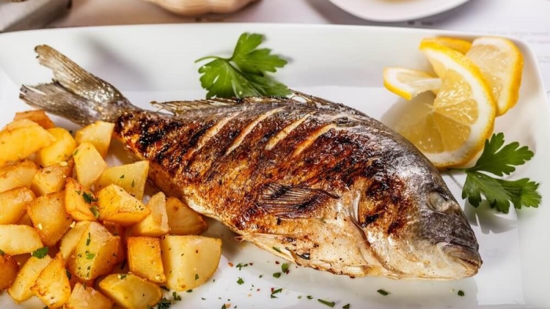 Cá chẽm chưng tương, sốt chua ngọt - món ngon của tiệc cưới.