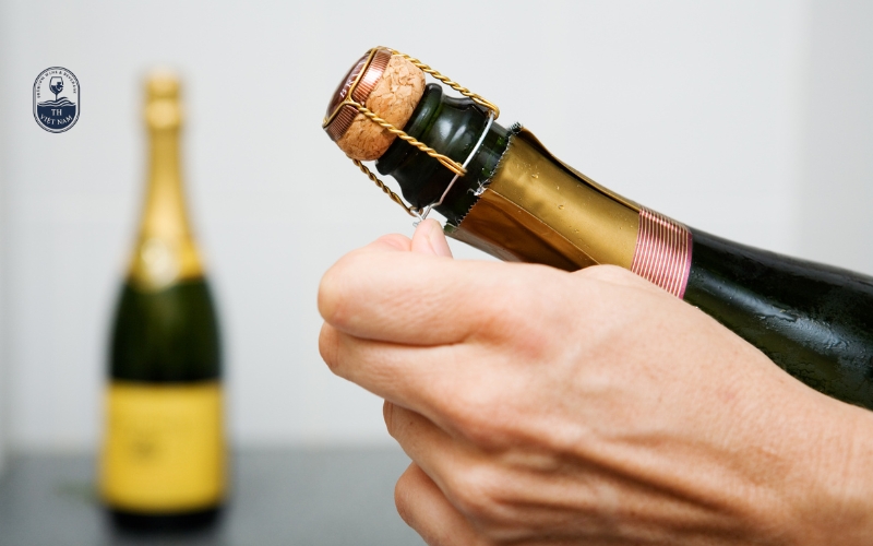Hướng dẫn cách mở rượu Sâm panh tại nhà: 5 bước đơn giản ai cũng làm được
