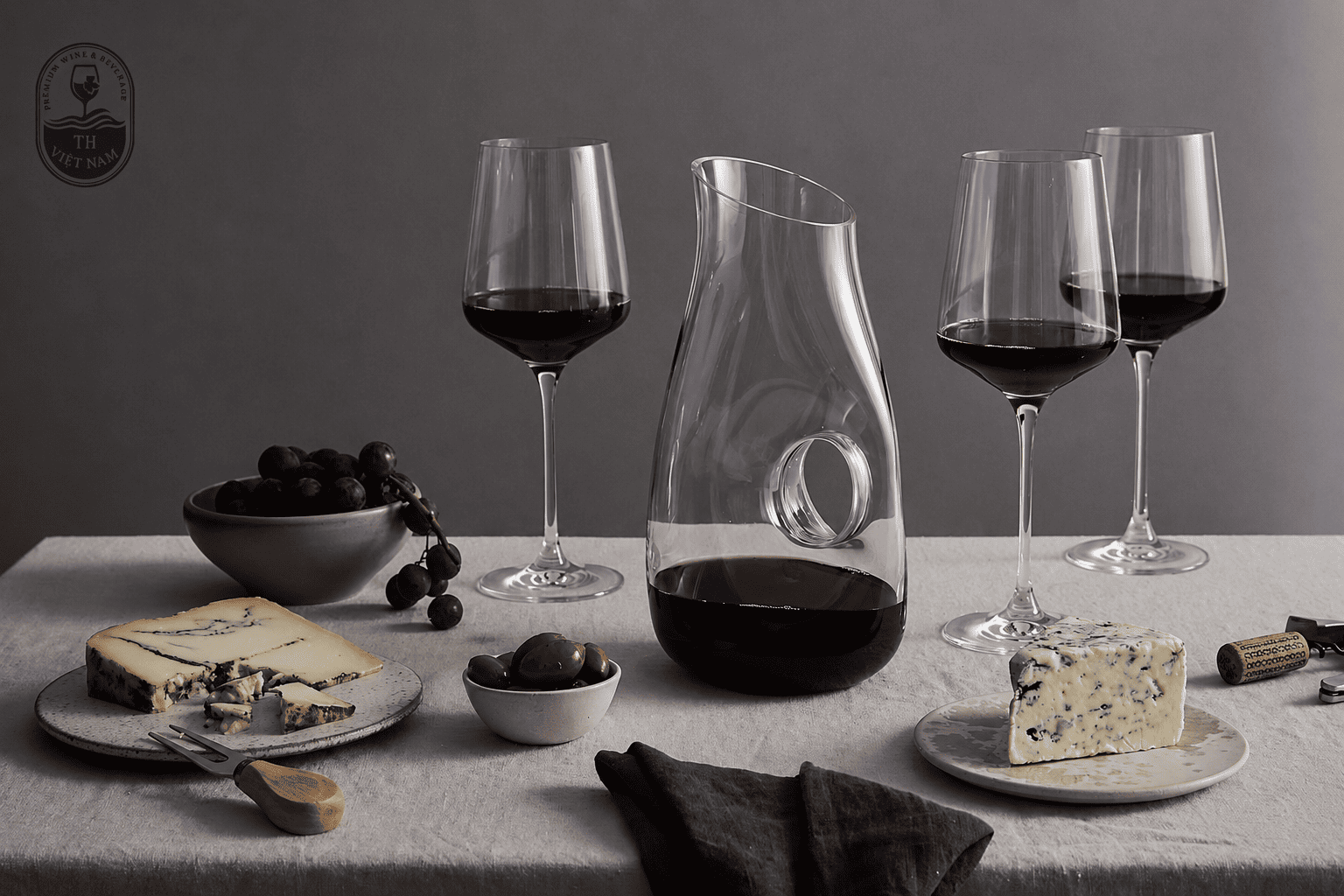 Tại Sao Phải Cho Rượu Vang Thở? Nghệ Thuật Sử Dụng Bình Decanter Chuẩn Chuyên Gia