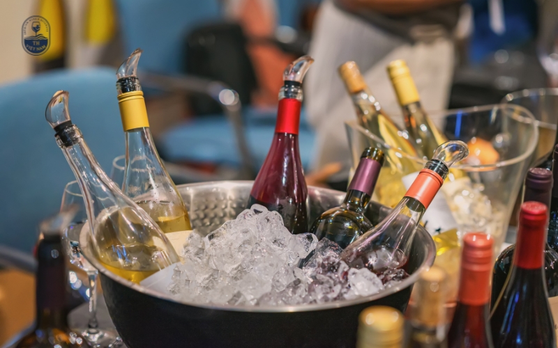 Nhiệt độ bảo quản, phục vụ và kết hợp món ăn