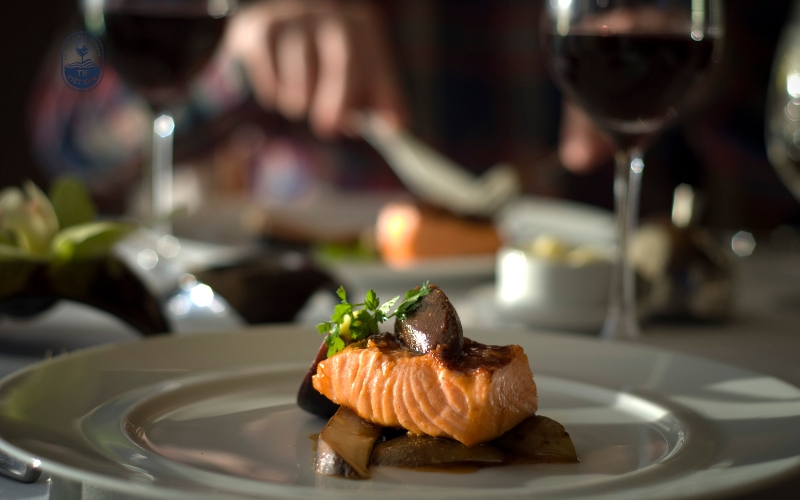 Top 5+ gợi ý kết hợp rượu vang với cá hồi cực chuẩn vị