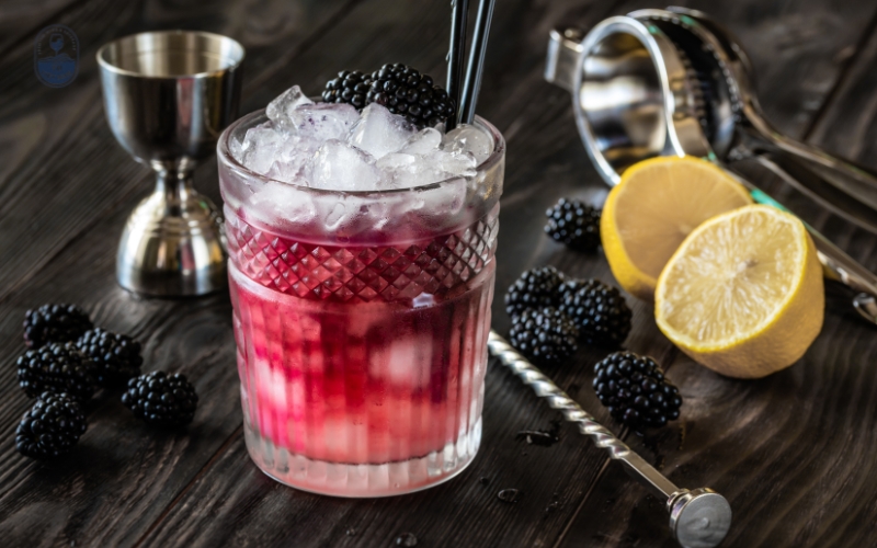 Cho trái cây vào uống cùng rượu vang được không?