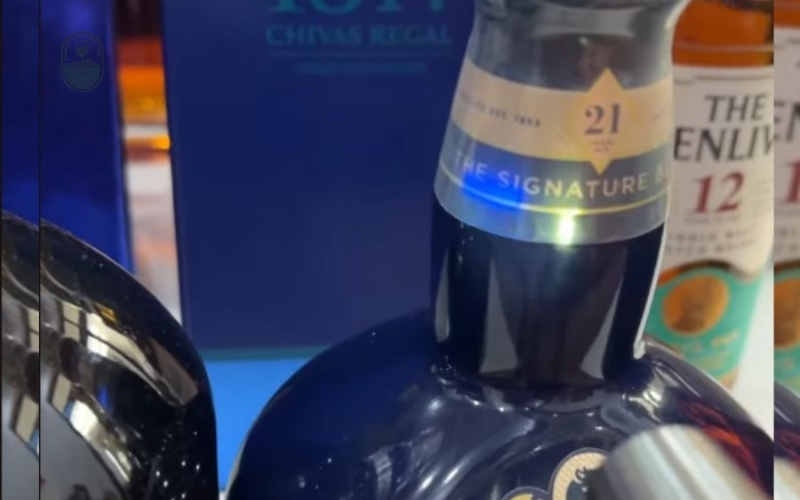 2. Sử dụng bút laser để nhận biết Chivas 21 Royal Salute chính hãng